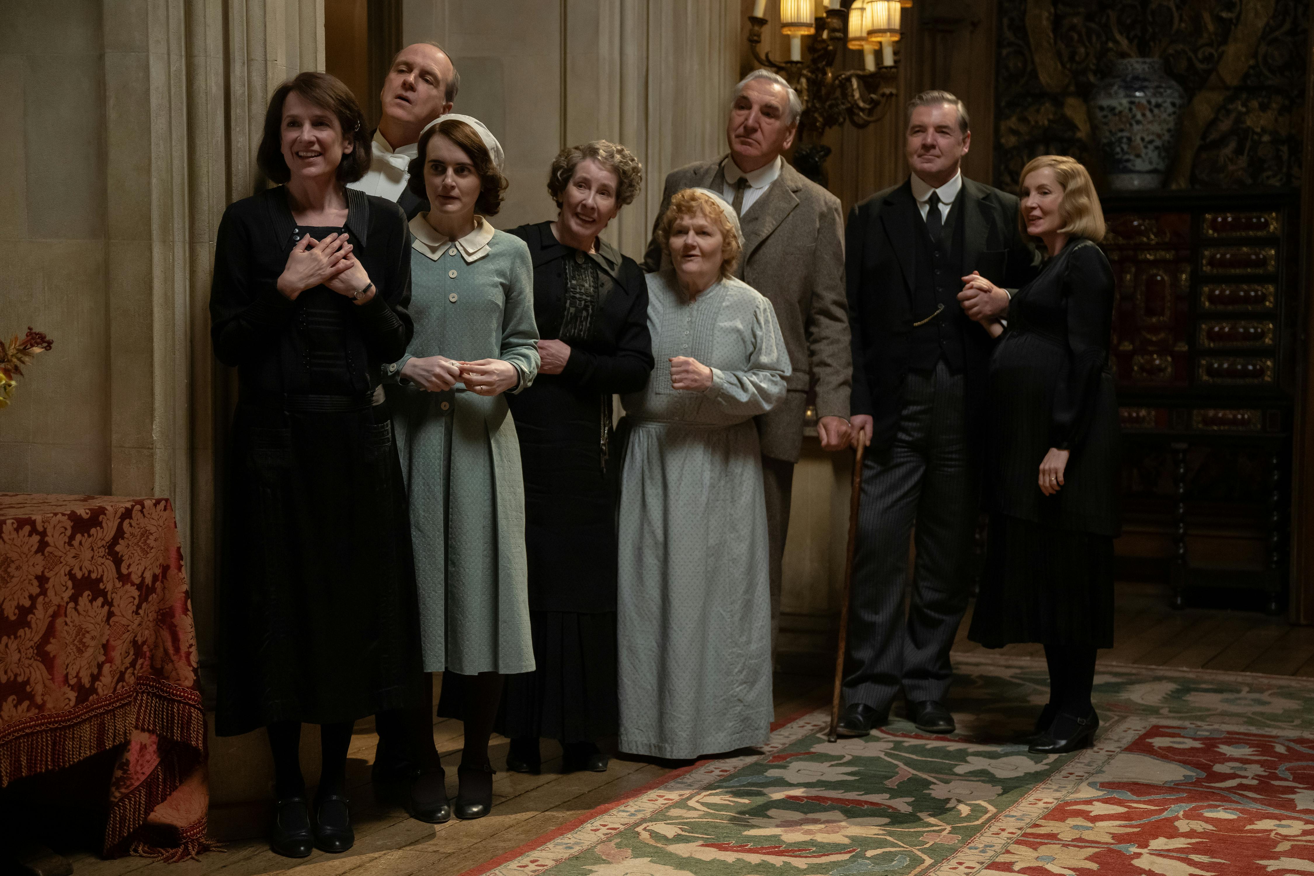 Raquel Cassidy som Miss Baxter, Kevin Doyle er Mr. Molesley, Sophie McShera som Daisy Parker, Phyllis Logan som Mrs. Hughes, Lesley Nicol er Mrs. Patmore, Jim Carter som Mr. Carson, Brendan Coyle er Mr. Bates og Joanne Froggatt som Anna Bates.