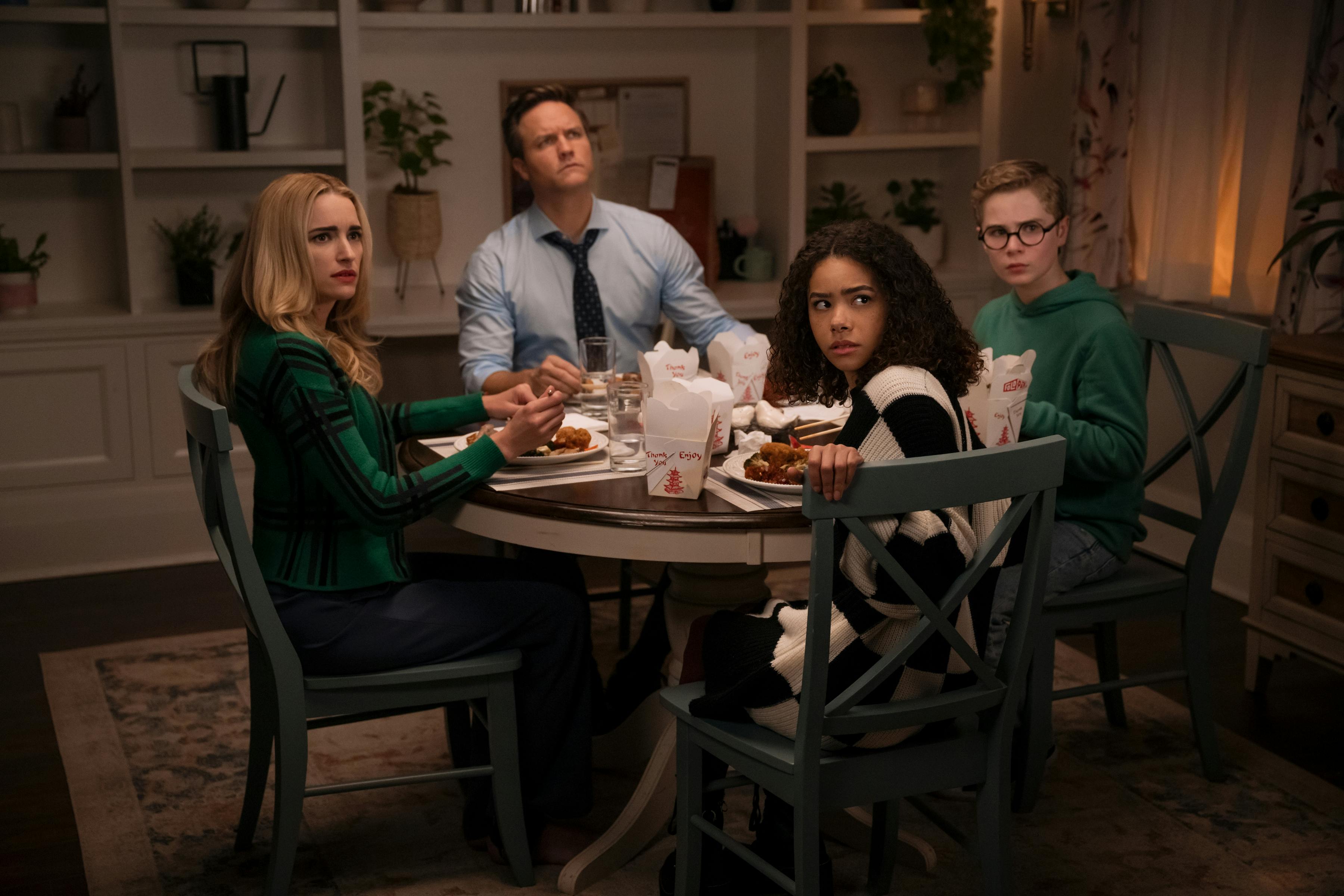 Ginny & Georgia anmeldelse Brianne Howey as Georgia Miller, Scott Porter as Paul, Antonia Gentry as Ginny Miller, Diesel La Torraca as Austin Miller