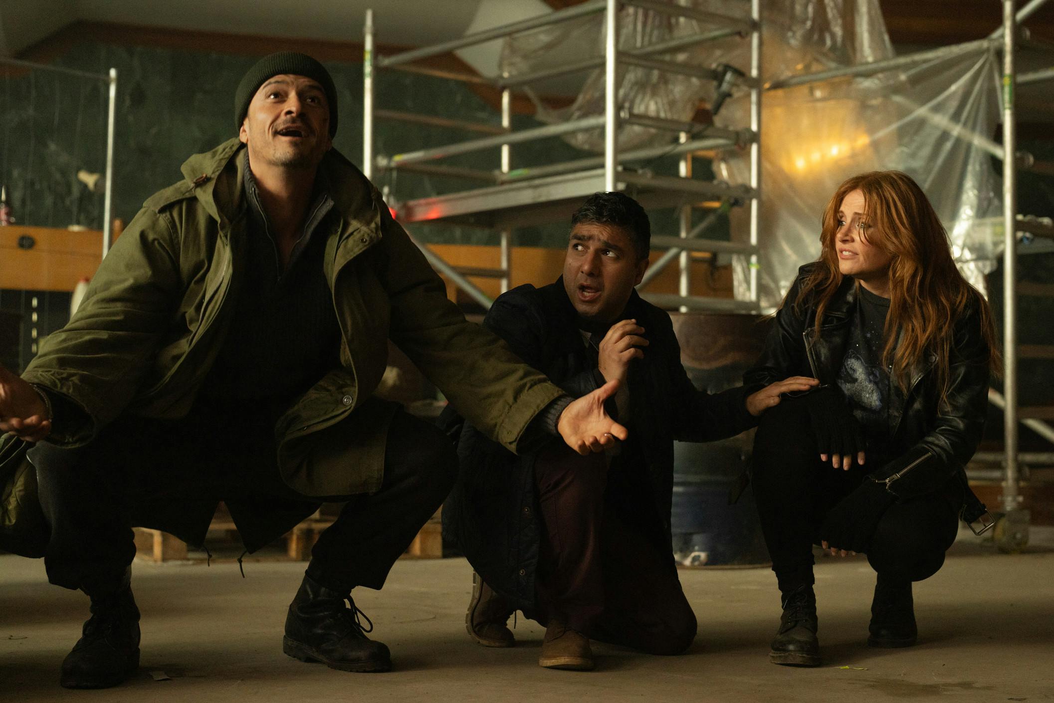 Bryce Dallas Howard as KAT, Orlando Bloom as MARLON, Nick Mohammed as HUGH in DEEP COVER anmeldelse