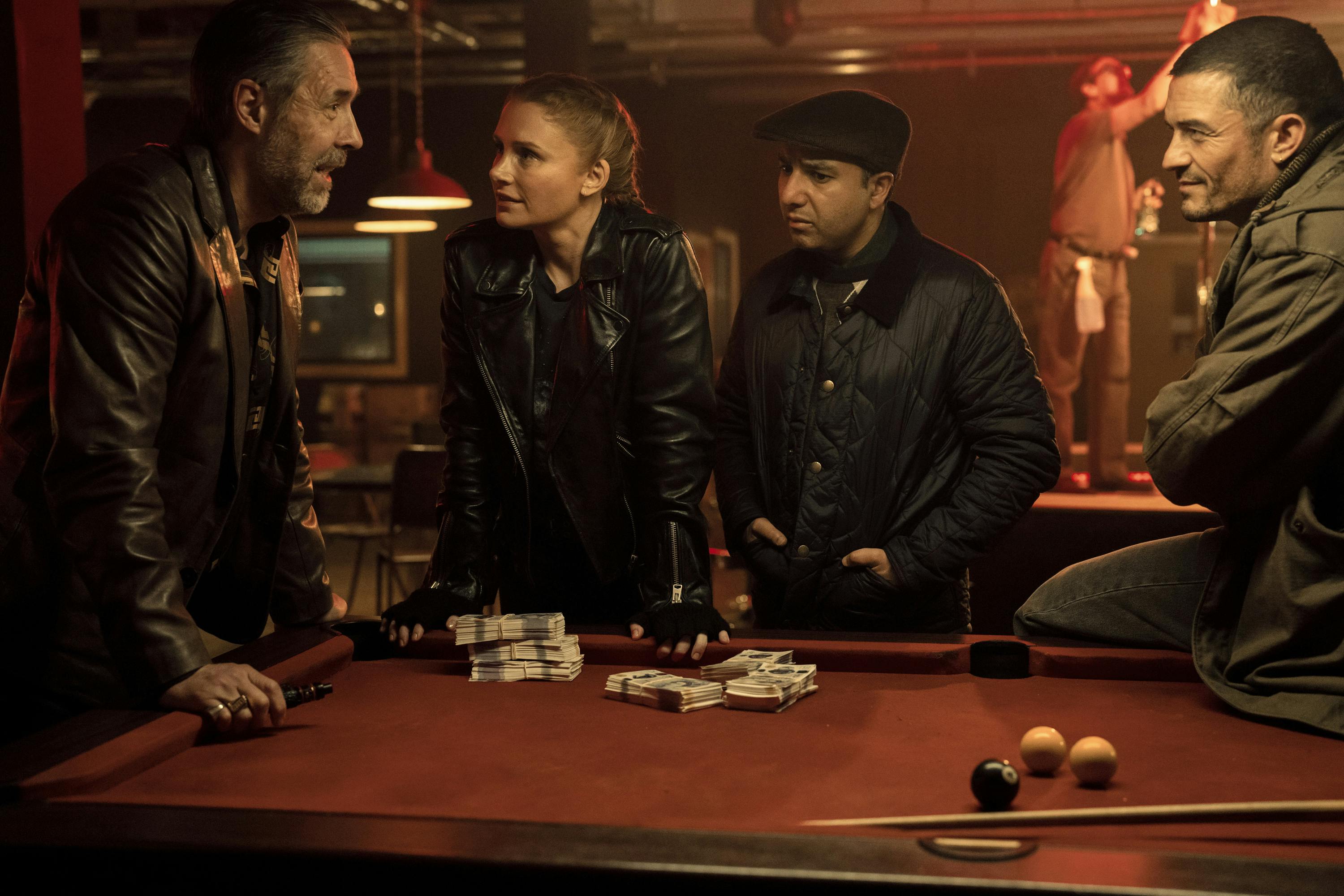 Bryce Dallas Howard as KAT, Orlando Bloom as MARLON, Nick Mohammed as HUGH, Paddy Considine as FLY in DEEP COVER anmeldelse