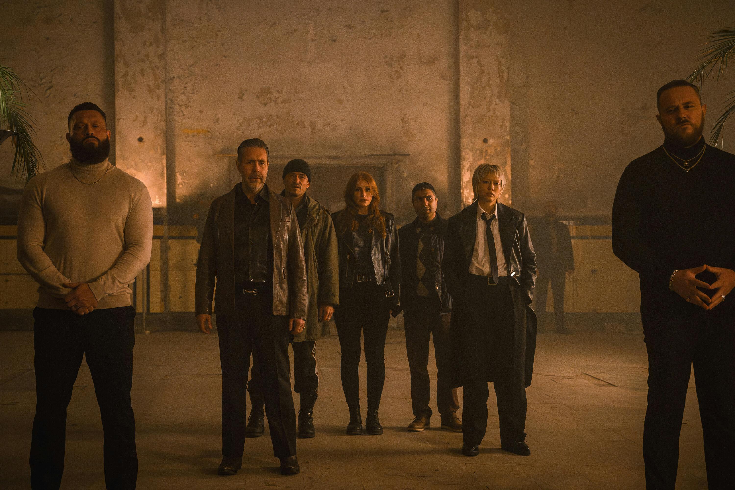 Bryce Dallas Howard as KAT, Orlando Bloom as MARLON, Nick Mohammed as HUGH, Paddy Considine as FLY, Sonoya Mizuno as SHOSH, Sam C. Wilson as SAL, Billy Clements as SID in DEEP COVER anmeldelse