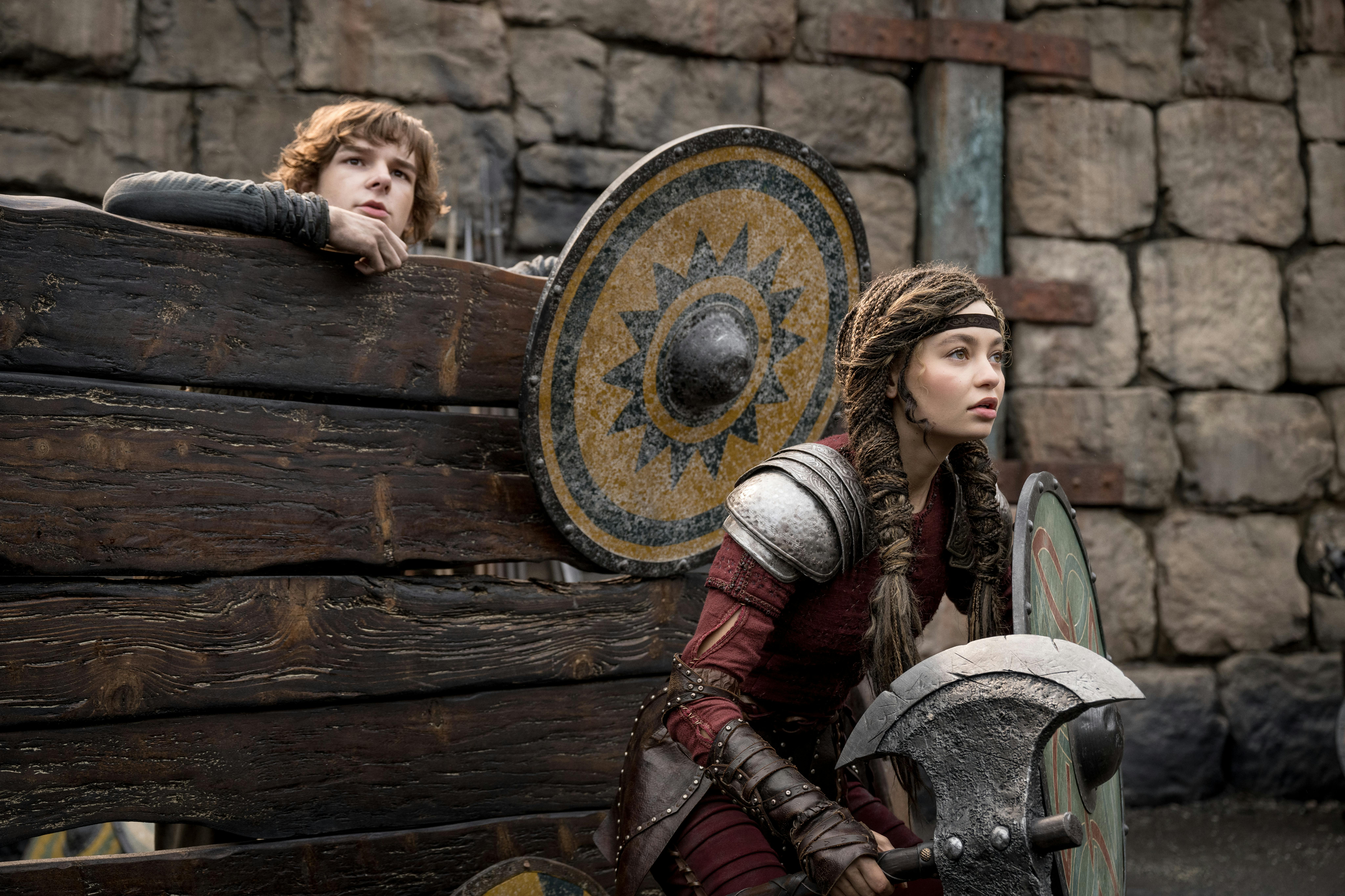 Hiccup (Mason Thames) and Astrid (Nico Parker) sådan træner du din drage anmeldelse