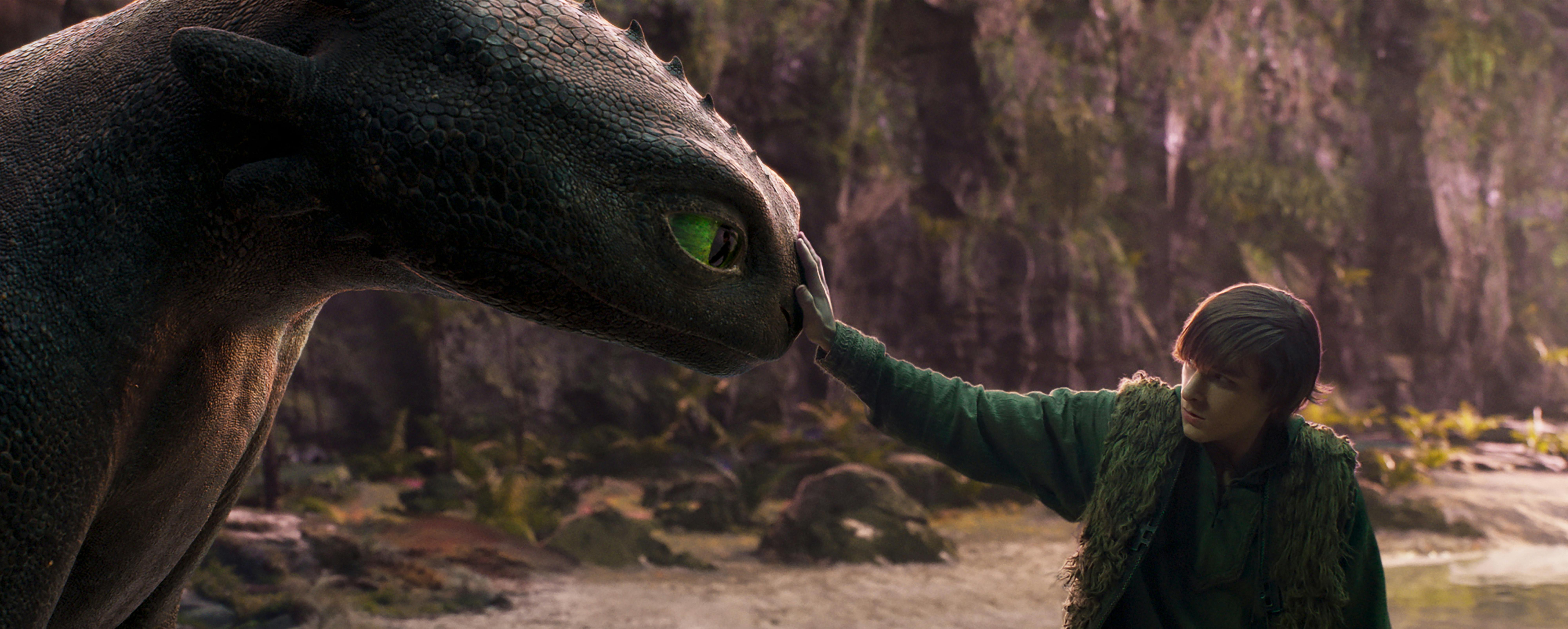 Mason Thames Hiccup hikke with his Night Fury dragon, Toothless, tandløs sådan træner du din drage anmeldelse