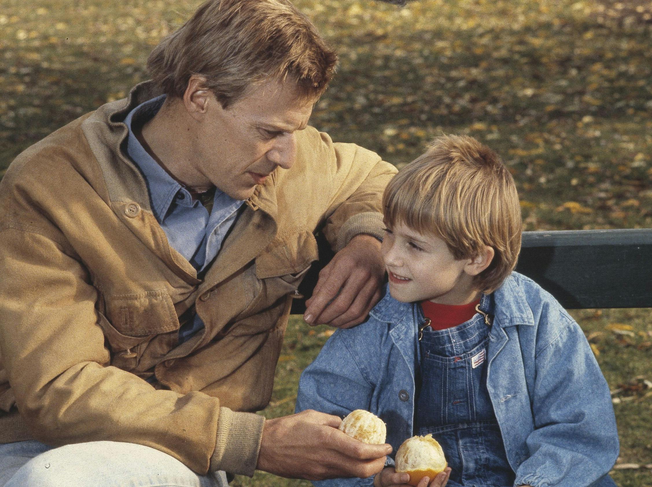 Jesper Christensen og Barbara Topsøe-Rothenborg diskuterer vigtige ting. For hvem skal udstoppe fisken, og hvorfor er det ligemeget, hvad mælken koster i Farum, når den ene appelsin er rådden, og Nanas far blev kattekonge, men ikke populær?