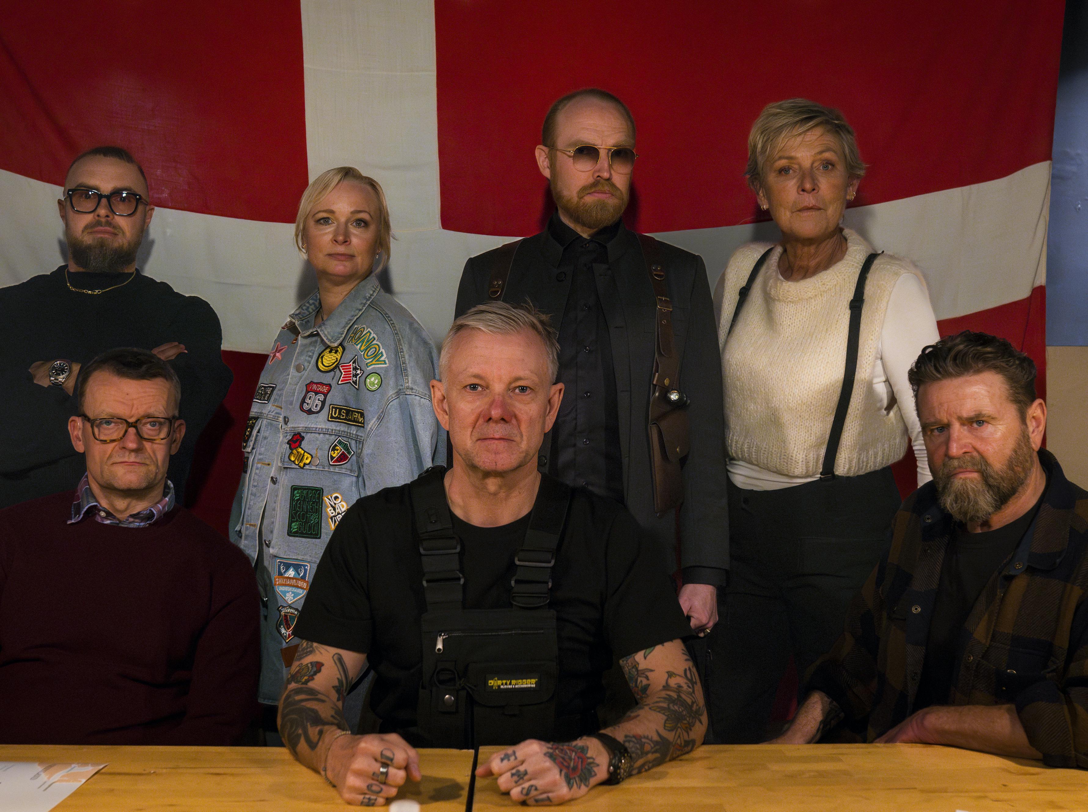 Peter Falktoft, Vicki Berlin, Jan Hellesøe, Søs Egelind, Frank Hvam, Casper Christensen og Peter Gantzler i 'Klovn' sæson 10