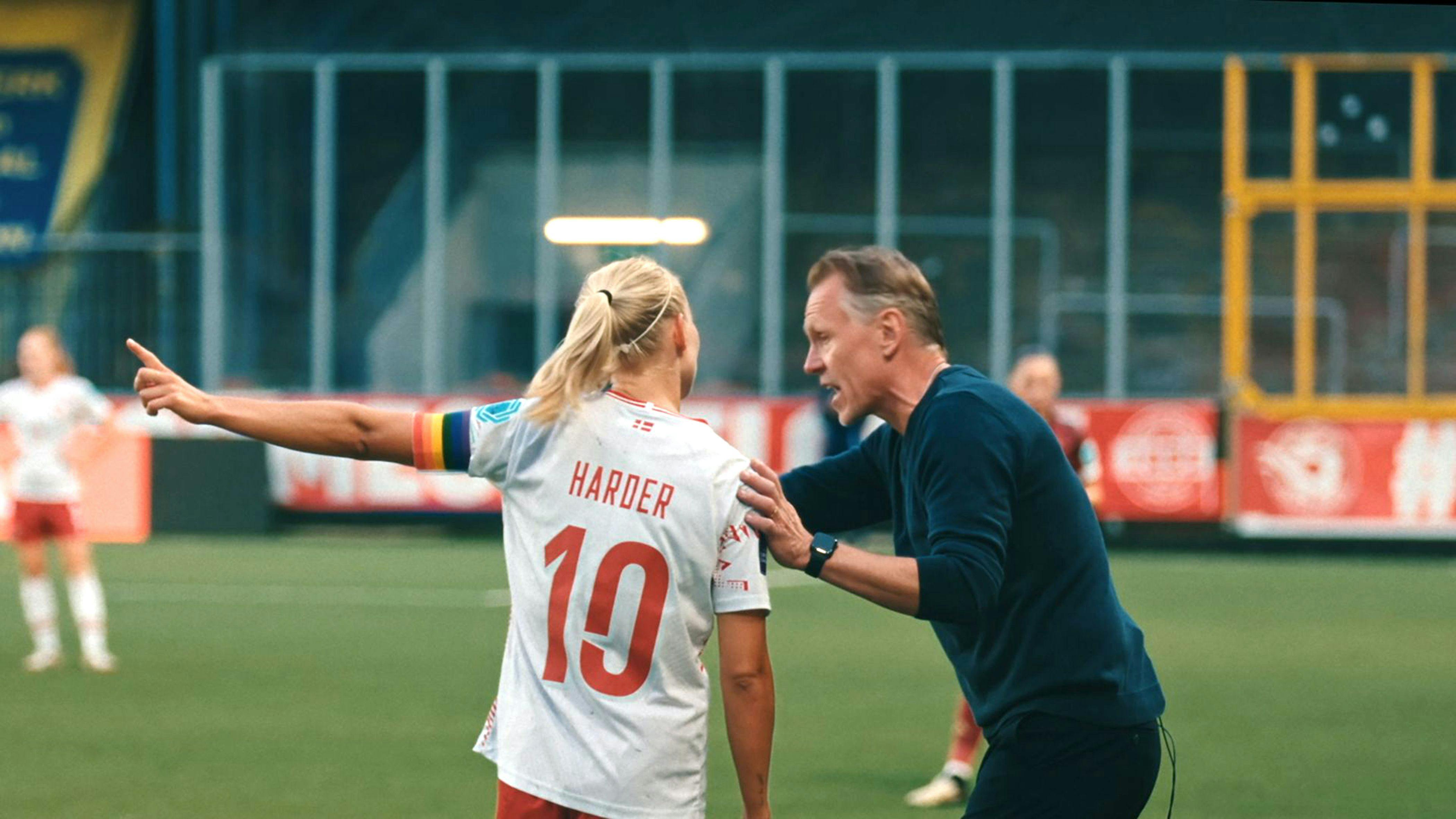 pernille harder landsholdet drømmen om em anmeldelse