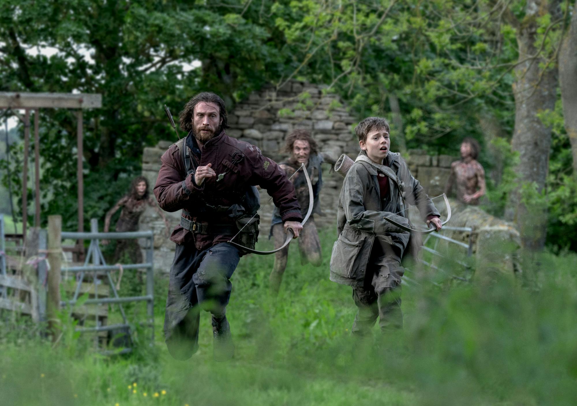 Jamie (Aaron Taylor-Johnson) and his son Spike (Alfie Williams) ' 28 YEARS LATER anmeldelse