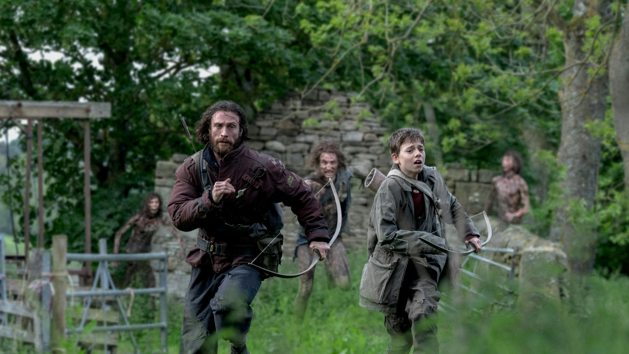 Jamie (Aaron Taylor-Johnson) and his son Spike (Alfie Williams) ' 28 YEARS LATER anmeldelse