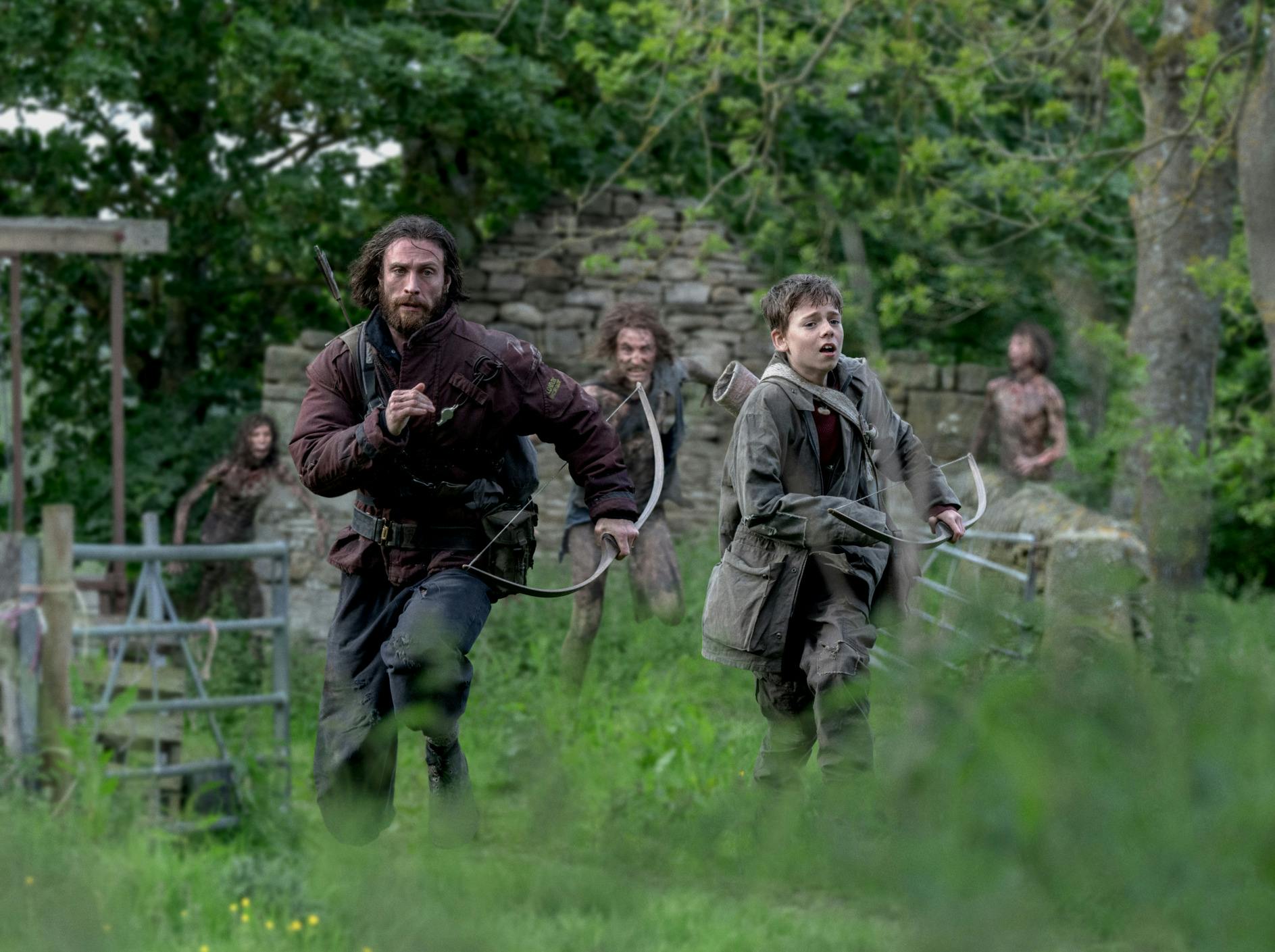 Jamie (Aaron Taylor-Johnson) and his son Spike (Alfie Williams) ' 28 YEARS LATER anmeldelse