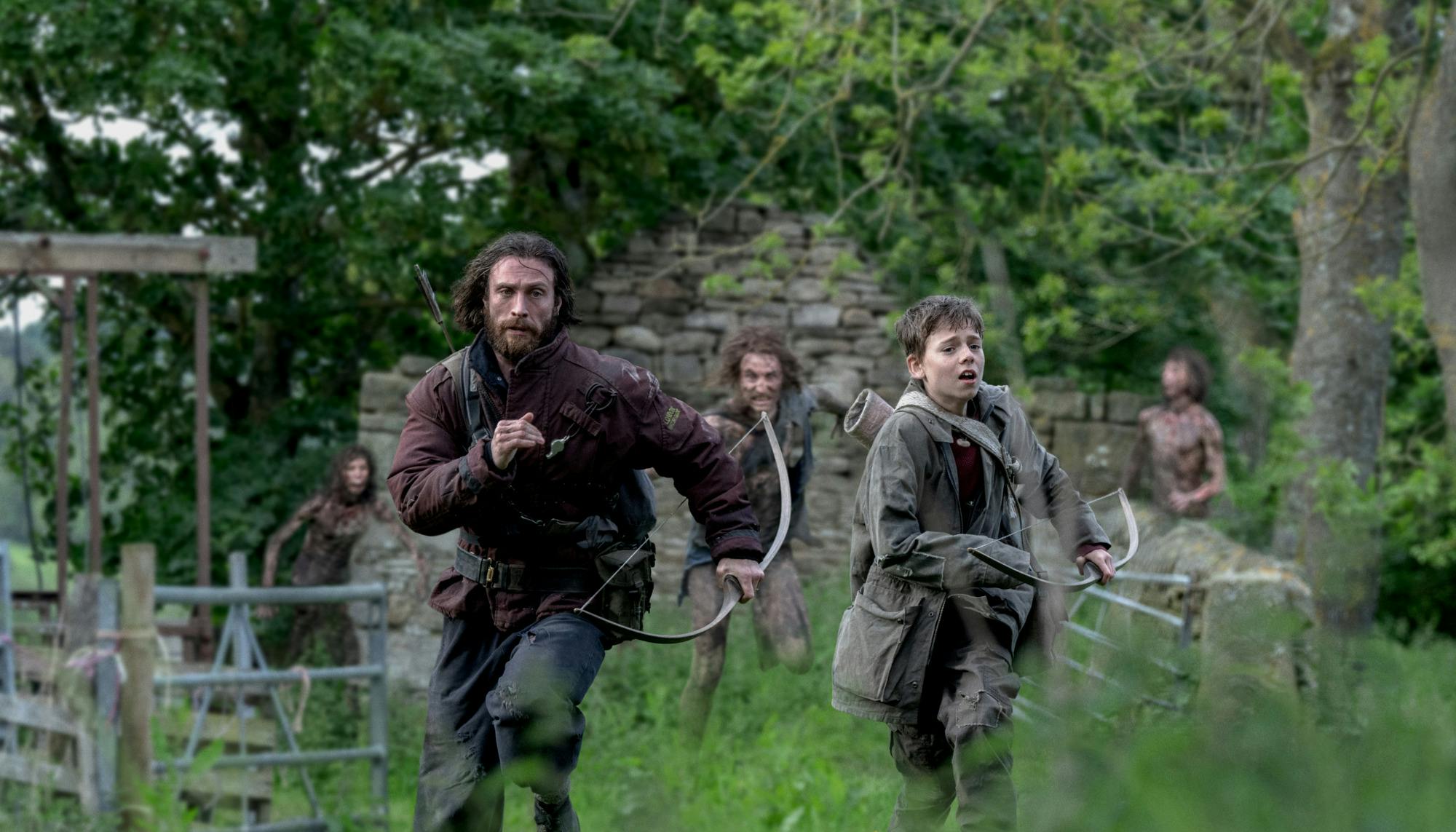 Jamie (Aaron Taylor-Johnson) and his son Spike (Alfie Williams) ' 28 YEARS LATER anmeldelse