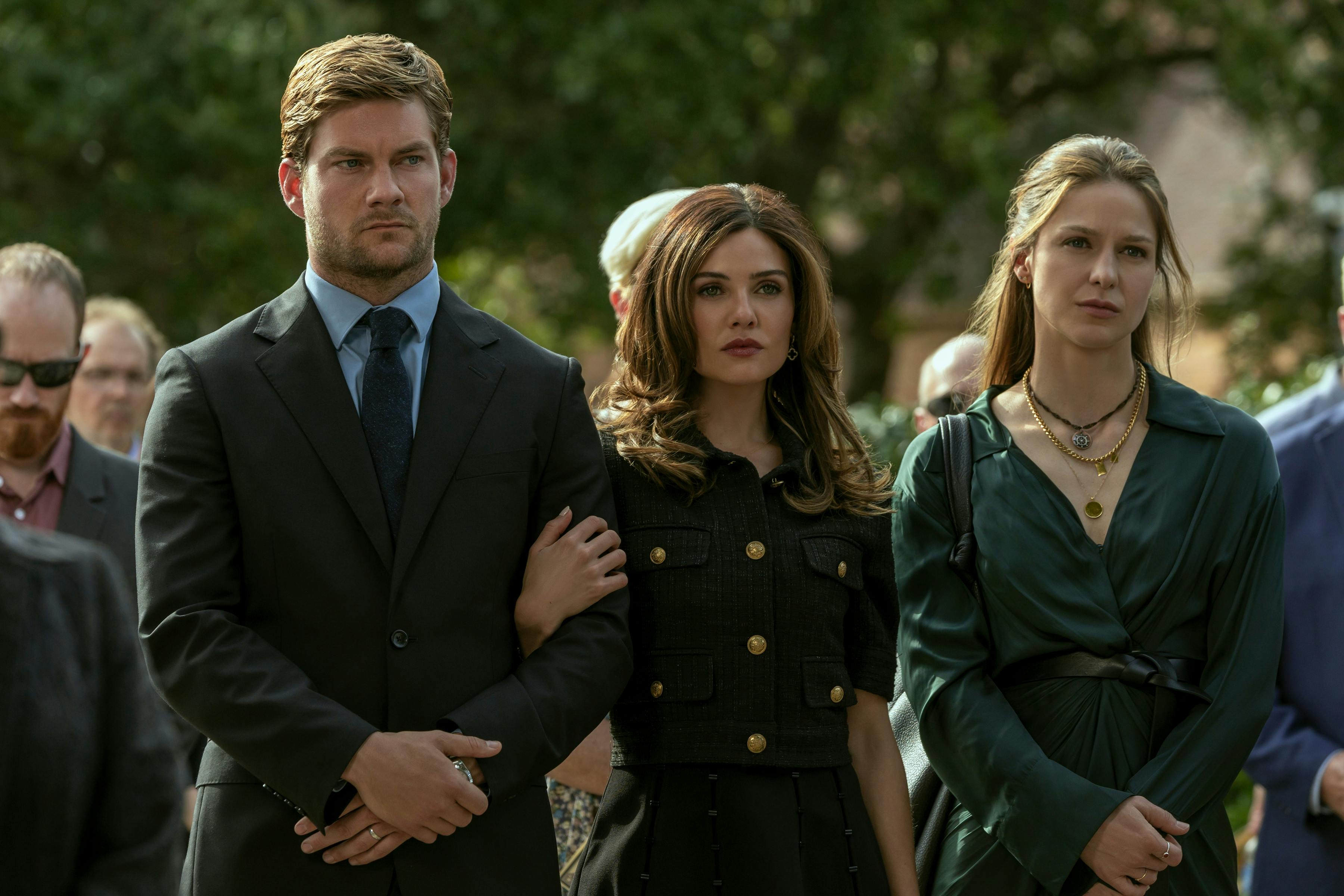The Waterfront anmeldelse Jake Weary as Cane Buckley, Danielle Campbell as Peyton, Melissa Benoist as Bree Buckley