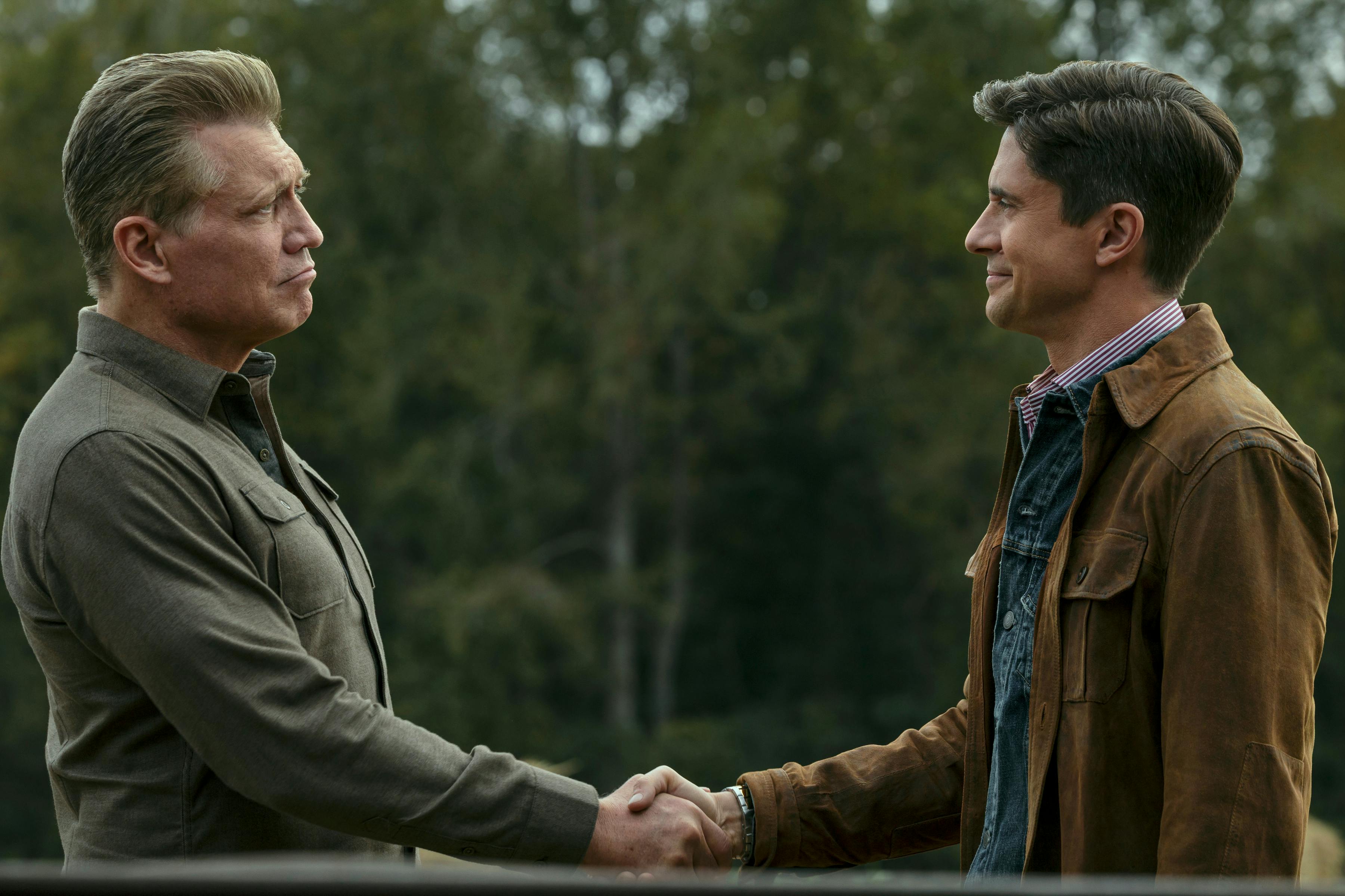 The Waterfront anmeldelse Holt McCallany as Harlan Buckley, Topher Grace as Grady