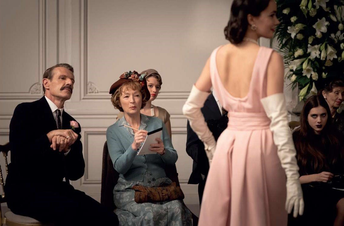 En fornem greve (Lambert Wilson) og Mrs. Harris (Lesley Manville) deltager i et Dior-show i 'Mrs. Harris Goes to Paris'
