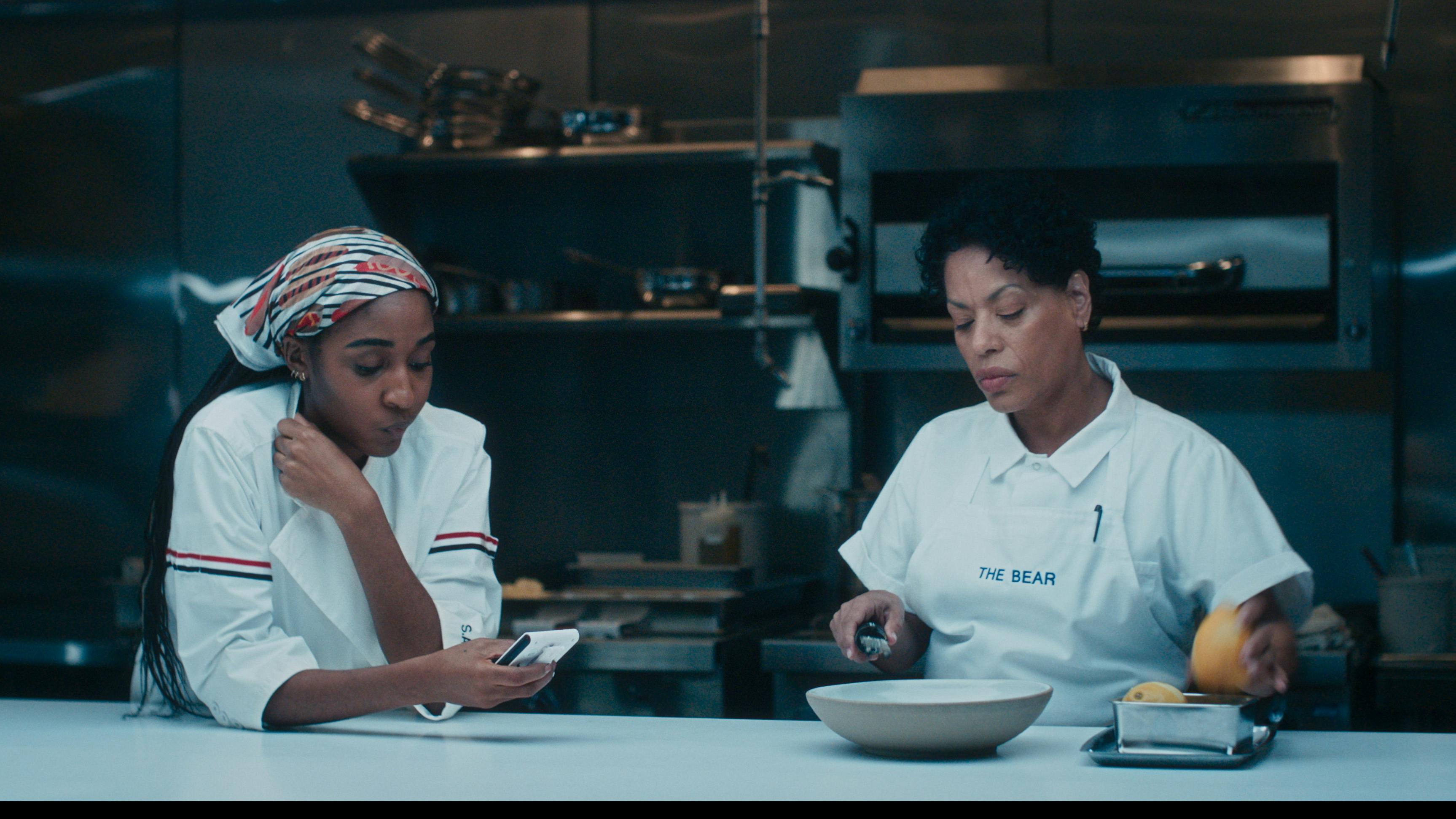 Ayo Edebiri as Sydney Adamu, Liza Colon-Zayas as Tina the bear sæson 4 anmeldelse