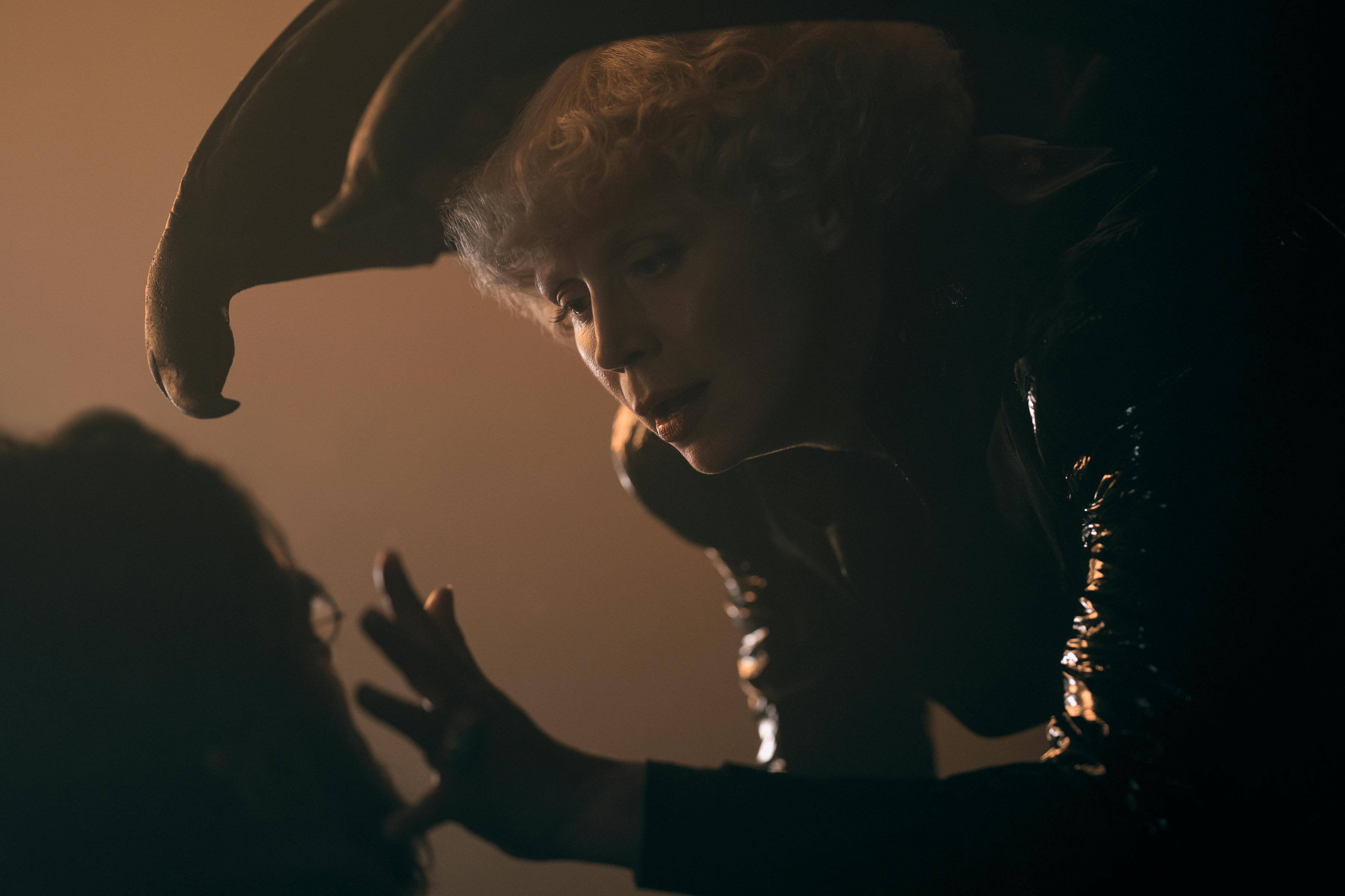 The Sandman anmeldelse Sanjeev Bhaskar as Cain, Gwendoline Christie as Lucifer Morningstar in episode 201 of The Sandman. Cr. Ed Miller/Netflix © 2025