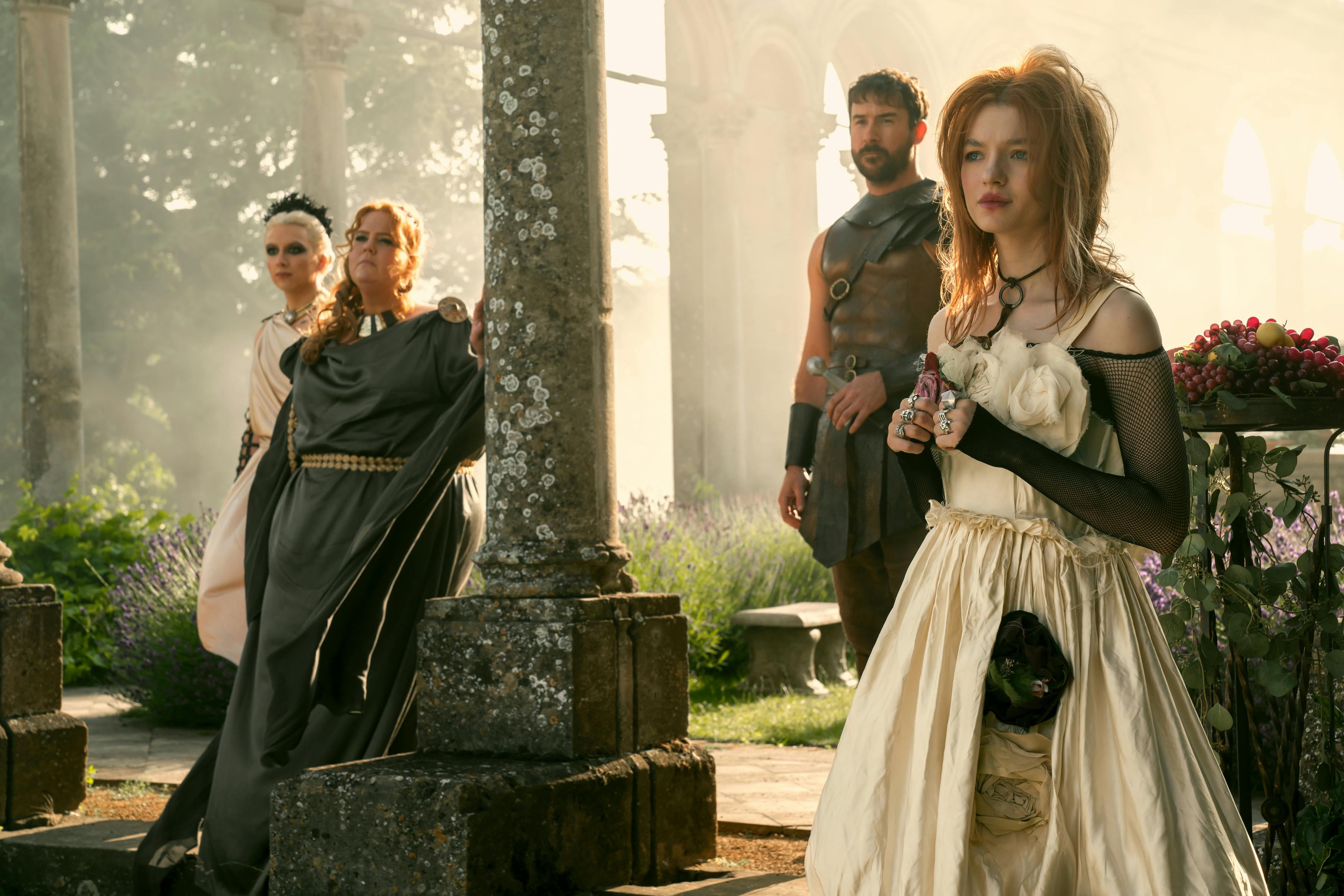 The Sandman anmeldelse Mason Alexander Park as Desire, Donna Preston as Despair, Barry Sloane as Destruction, Esmé Creed-Miles as Delirium in episode 205 of The Sandman. Cr. Ed Miller/Netflix © 2025