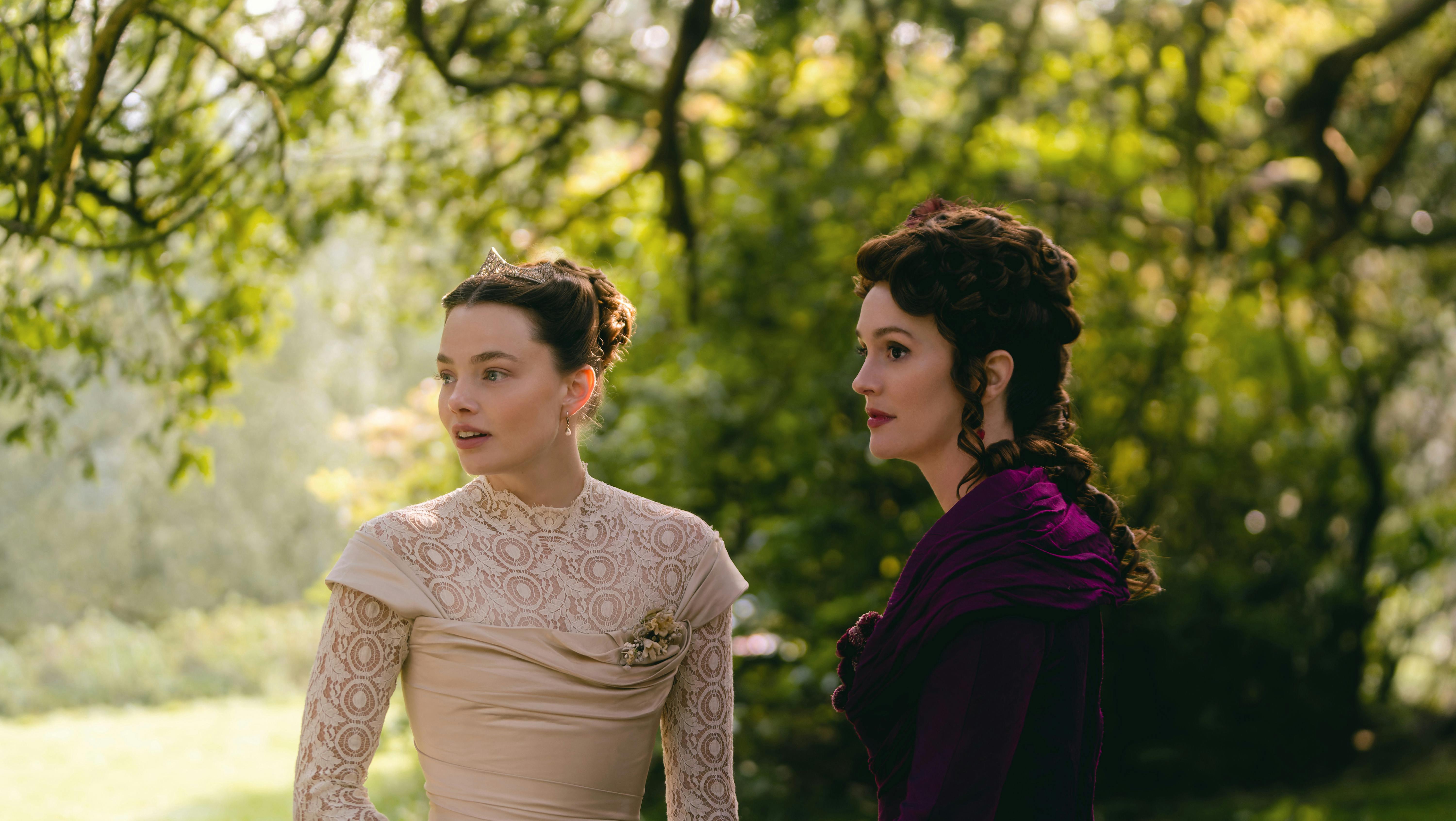 Kristine Frøseth og Leighton Meester i 'The Buccaneers'