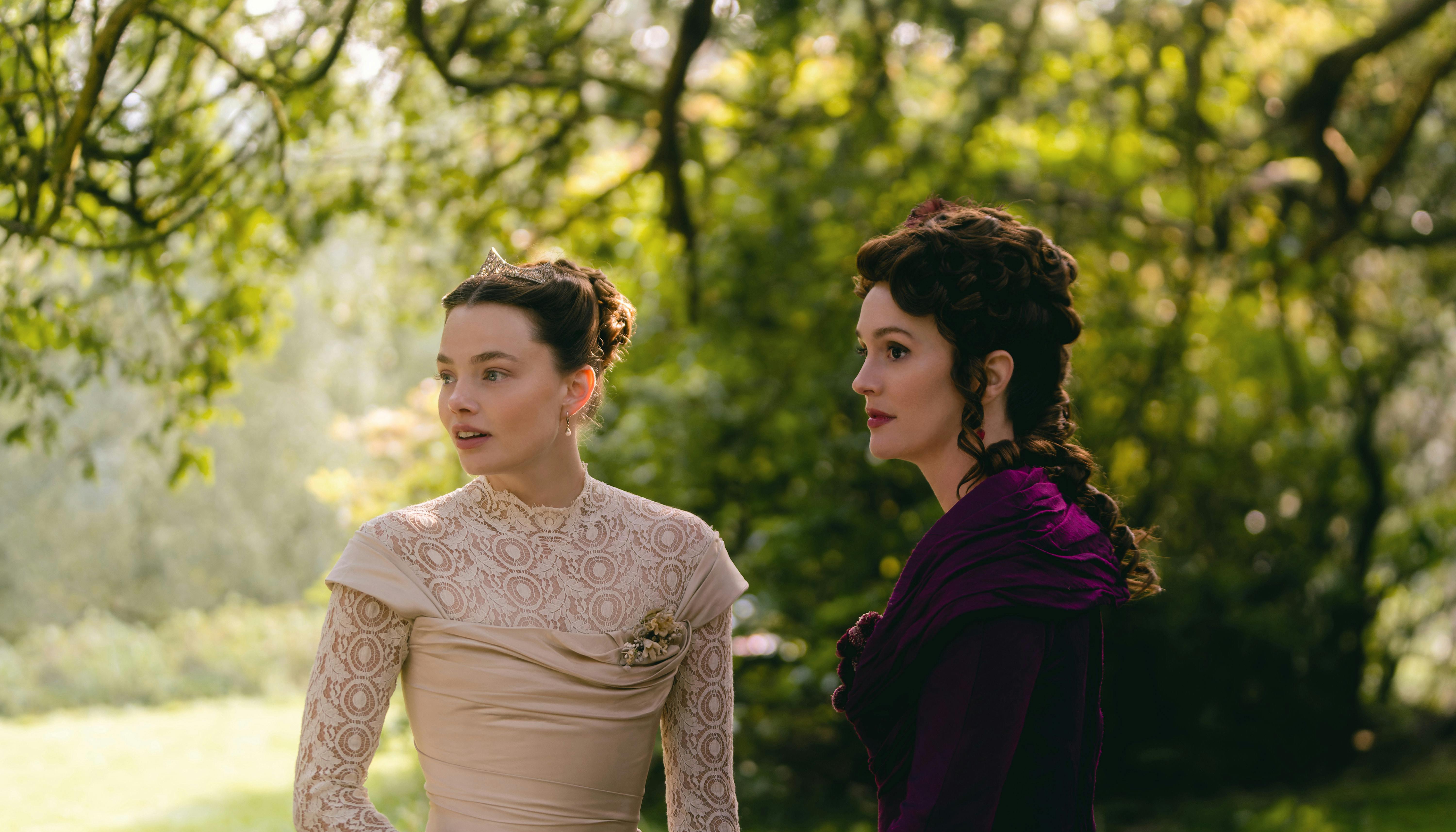 Kristine Frøseth og Leighton Meester i 'The Buccaneers'