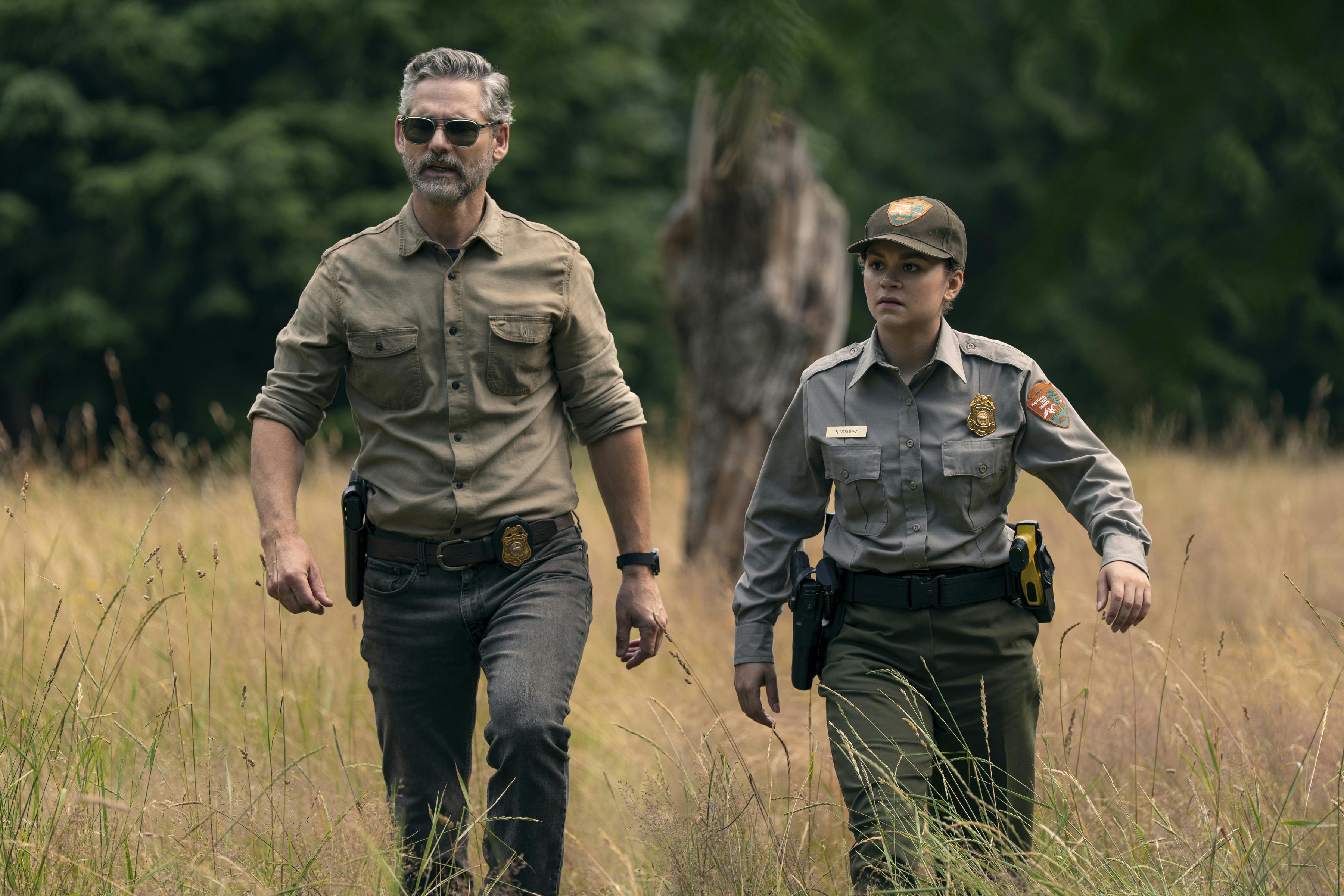 Untamed anmeldelse Eric Bana as Kyle Turner, Lily Santiago as Naya Vasquez in episode 102 of Untamed. Cr. Ricardo Hubbs/Netflix © 2025