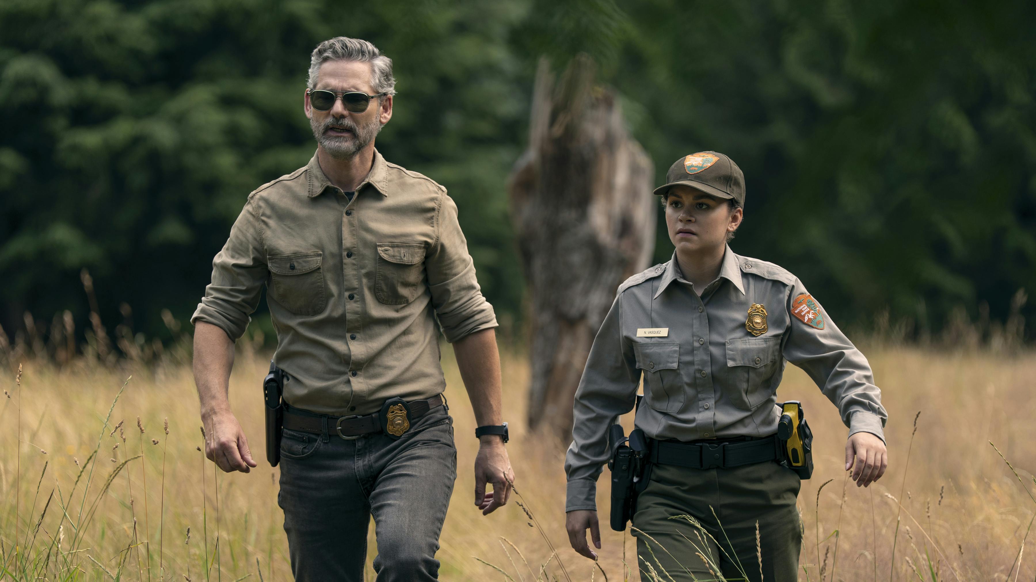 Untamed anmeldelse Eric Bana as Kyle Turner, Lily Santiago as Naya Vasquez in episode 102 of Untamed. Cr. Ricardo Hubbs/Netflix © 2025