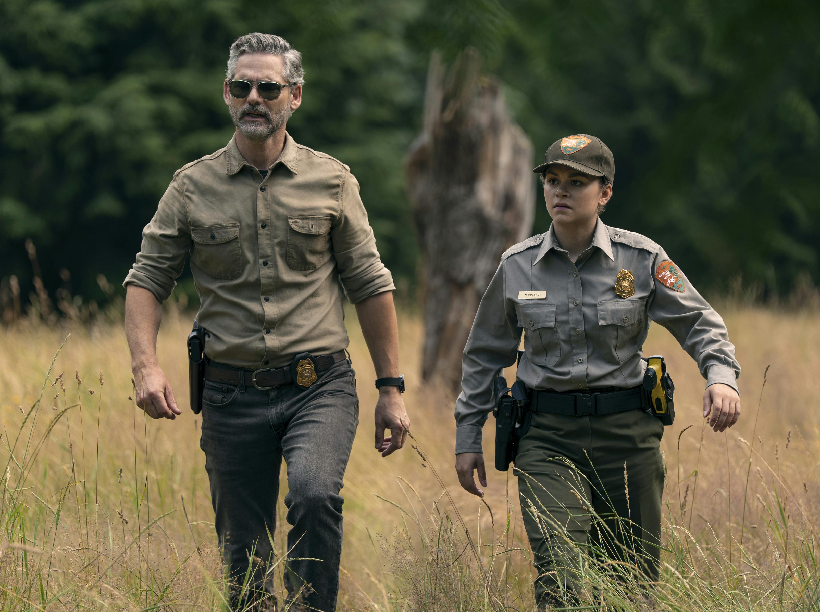 Untamed anmeldelse Eric Bana as Kyle Turner, Lily Santiago as Naya Vasquez in episode 102 of Untamed. Cr. Ricardo Hubbs/Netflix © 2025