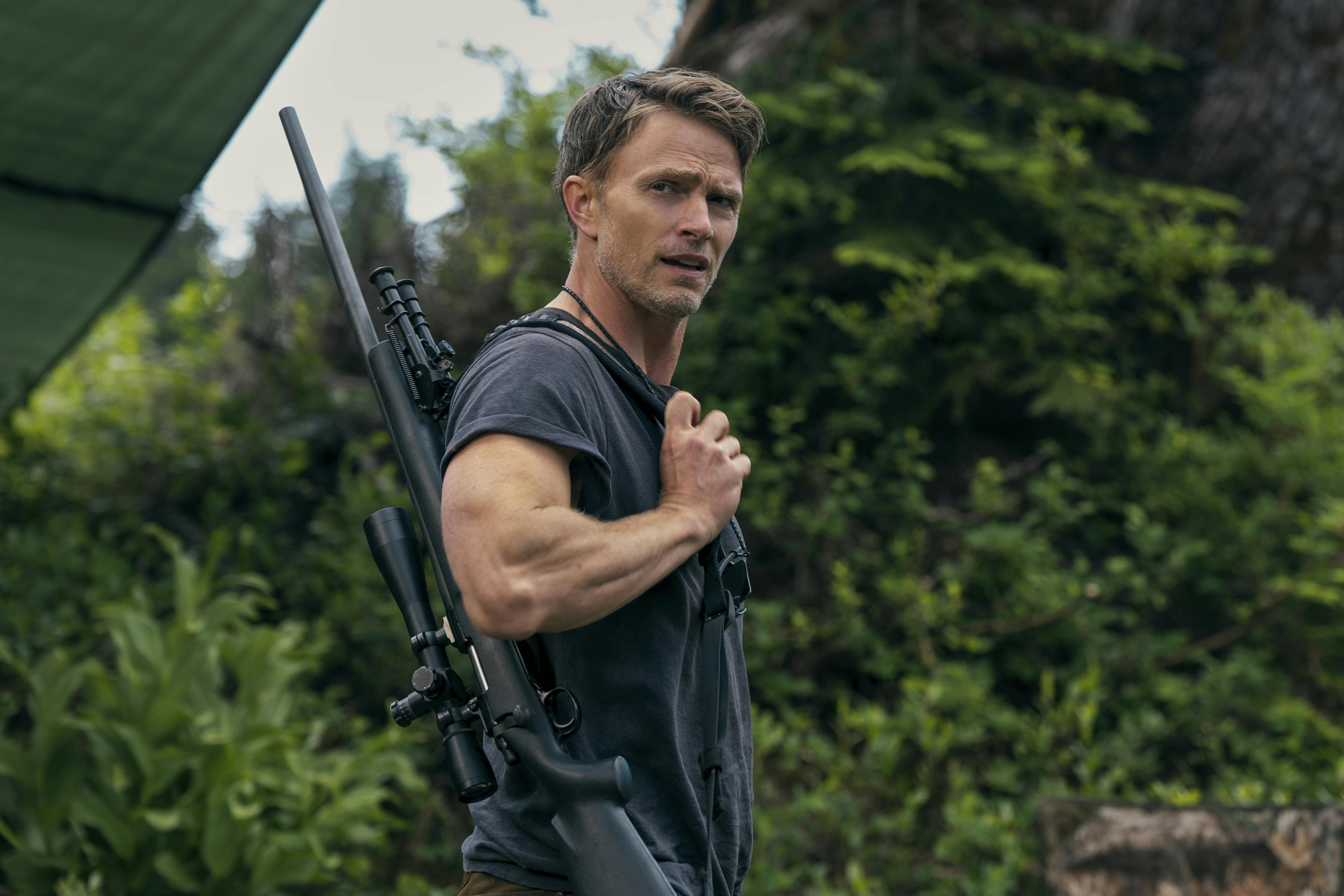 Untamed anmeldelse. Wilson Bethel as Shane Maguire in episode 102 of Untamed. Cr. Ricardo Hubbs/Netflix © 2025
