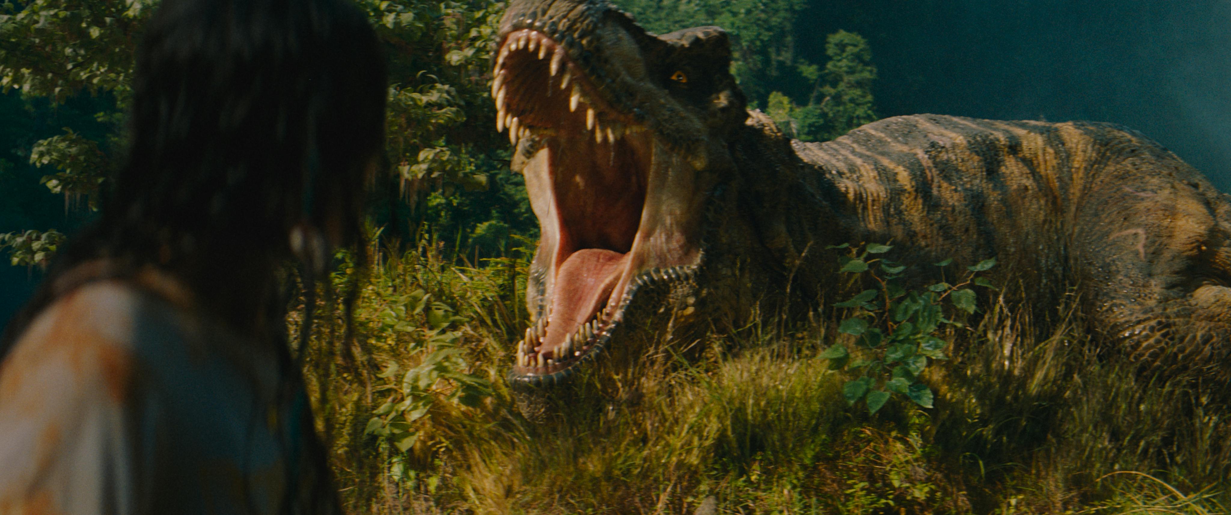 L to R: Luna Blaise and the T-Rex in JURASSIC WORLD REBIRTH anmeldelse, directed by Gareth Edwards