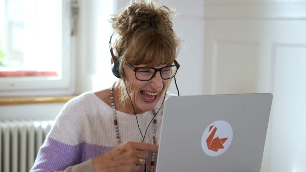 Kvinderne får lov at FaceTime mændenes familie og bekendte