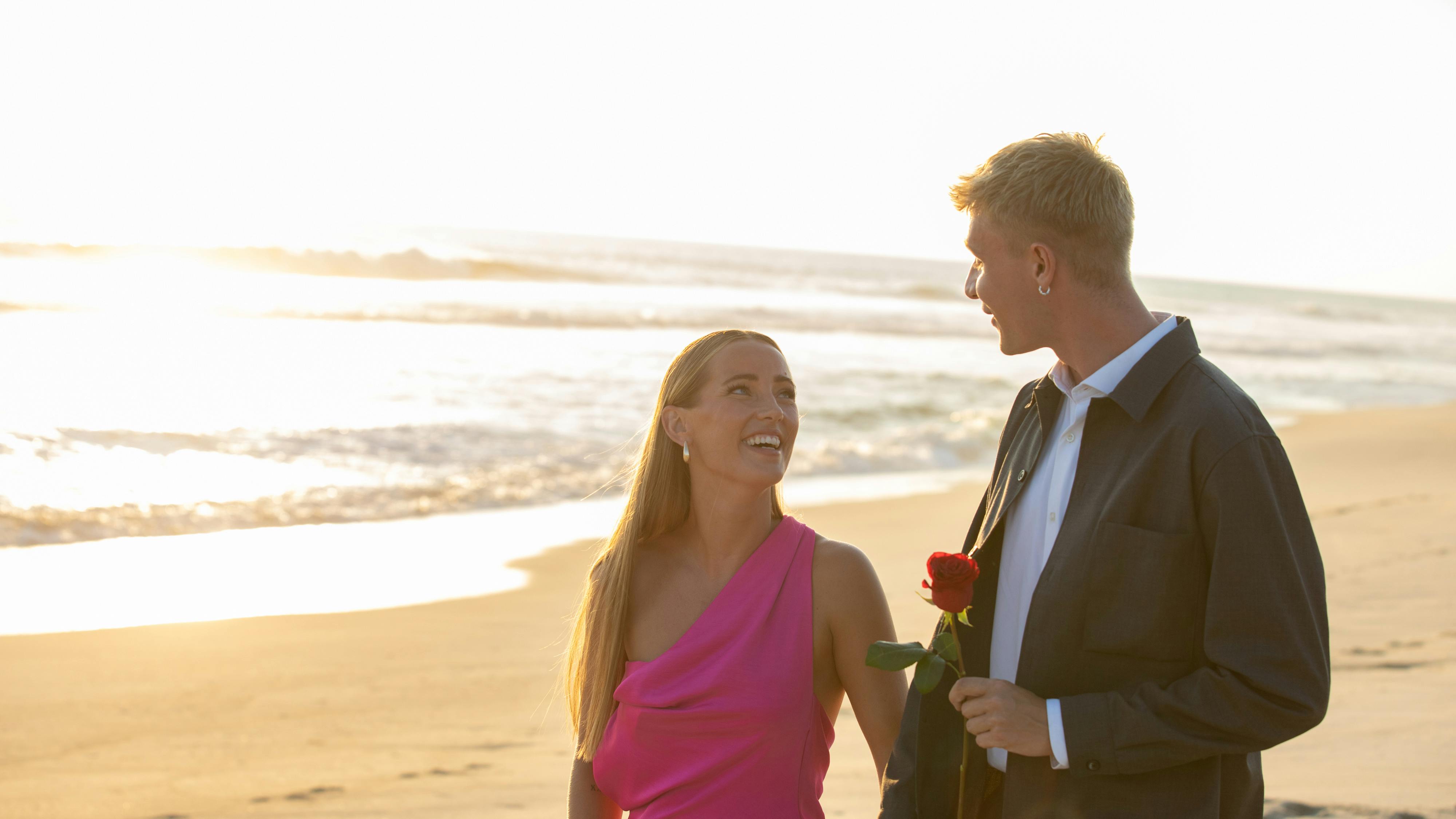 Mai Cermeño giver sin sidste rose til Alexander Wessel Rasmussen i sæson tre af "Bachelorette".