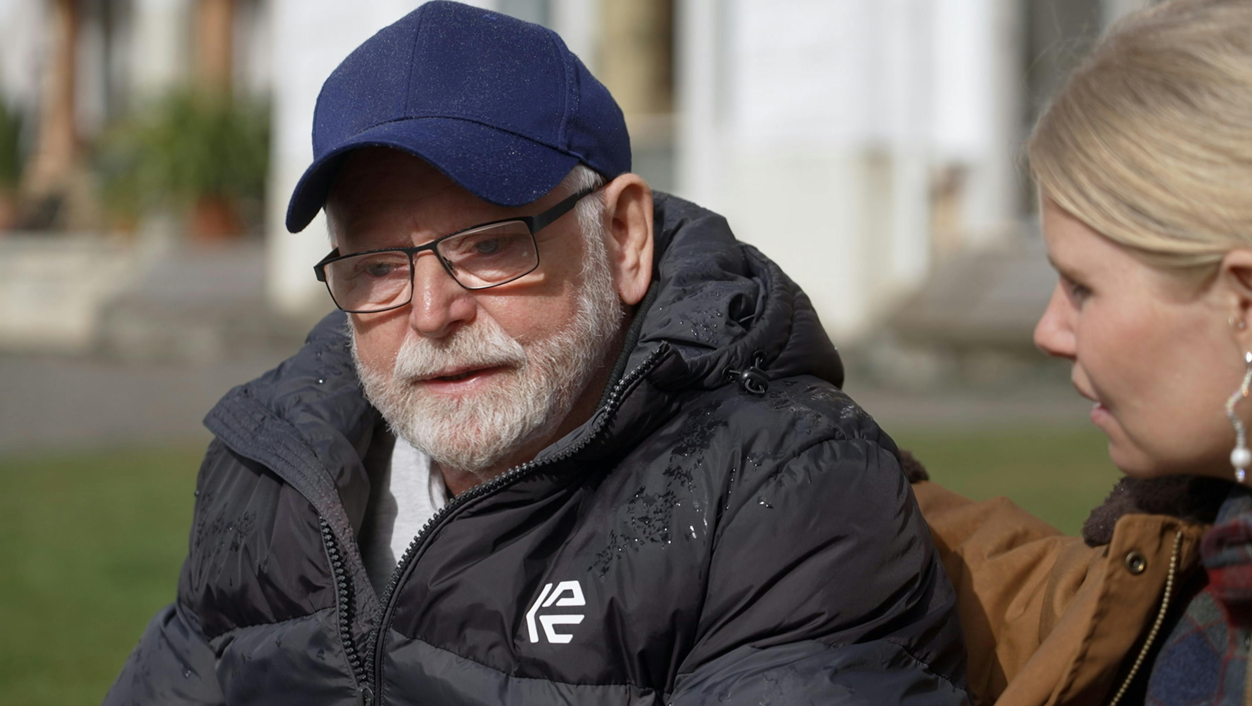 Sofie Linde spotter, at 72-årige Hans kunne havde brug for en lille snak.