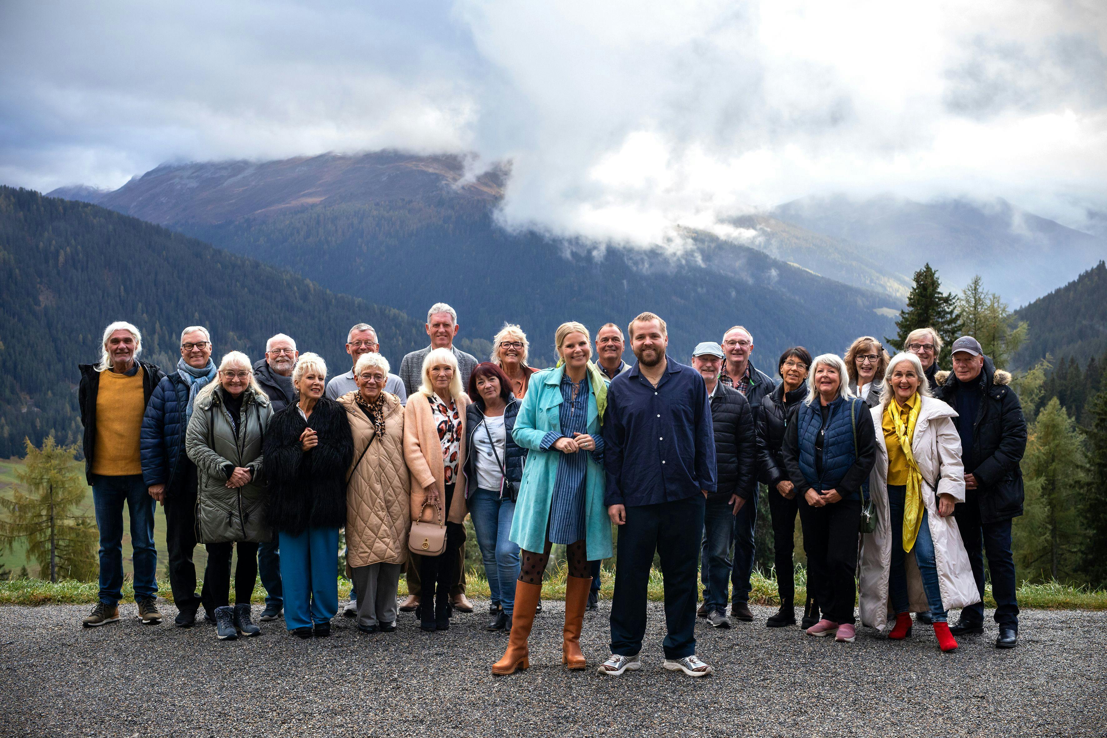 Deltagerne i 'Hotel Romantik' samt Joakim Ingversen og Sofie Linde