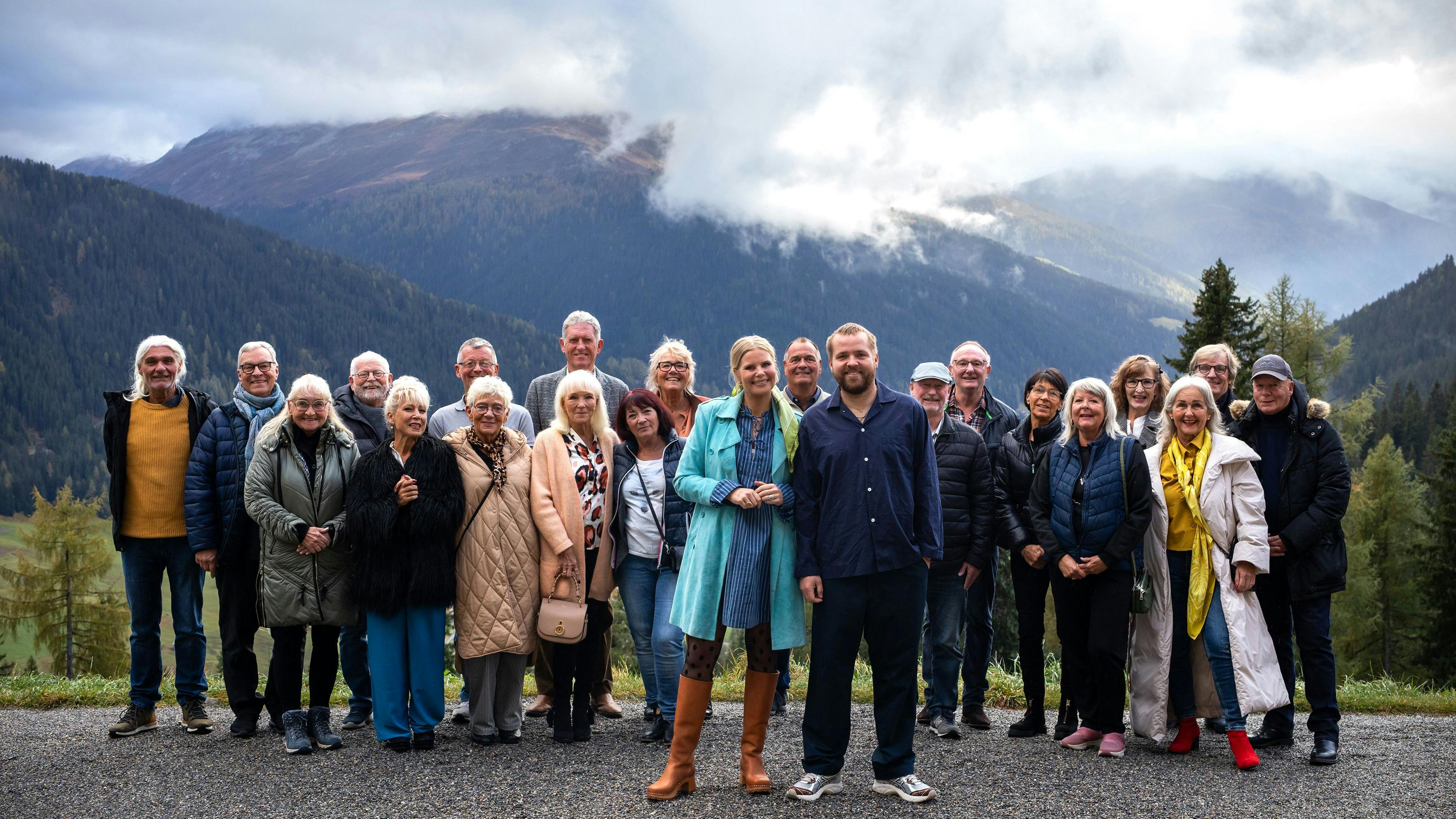 Deltagerne i 'Hotel Romantik' samt Joakim Ingversen og Sofie Linde