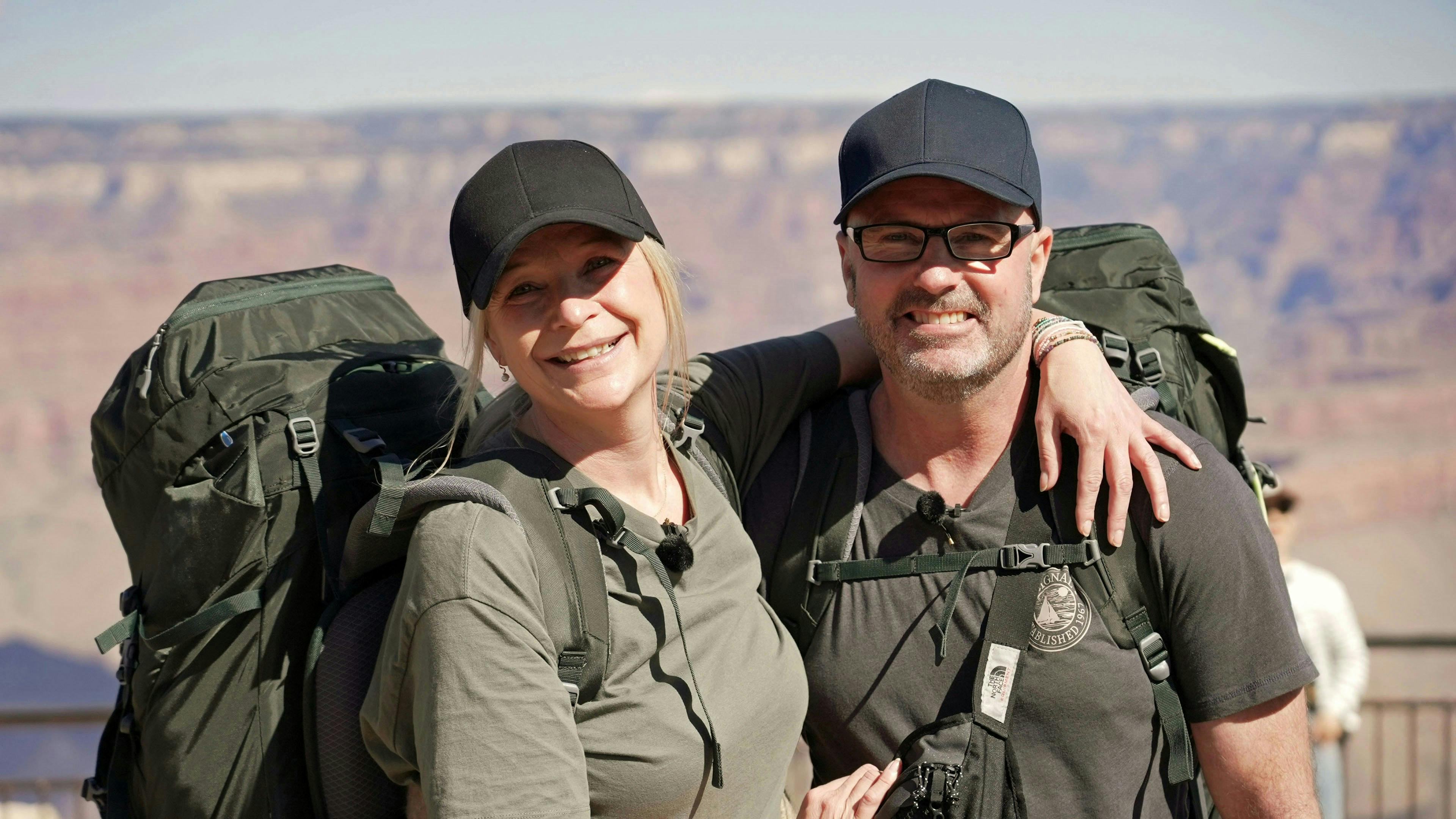 Jeannette, 40, og Johnni, 49, har været kærester i to år og mødte hinanden på Tinder.