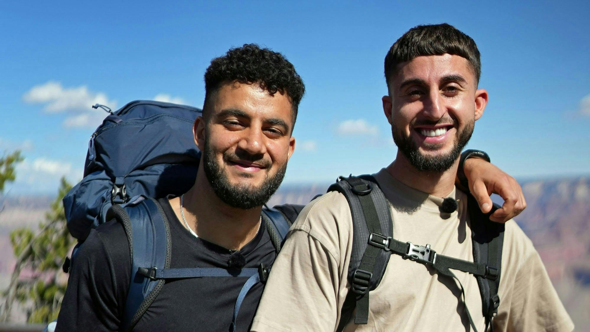 Vennerne Rand (th) og Mohammed (tv), på hhv. 27 og 26 år, har ikke rejst særlig meget som børn, og glæder sig derfor til at opleve og udforske verden sammen.