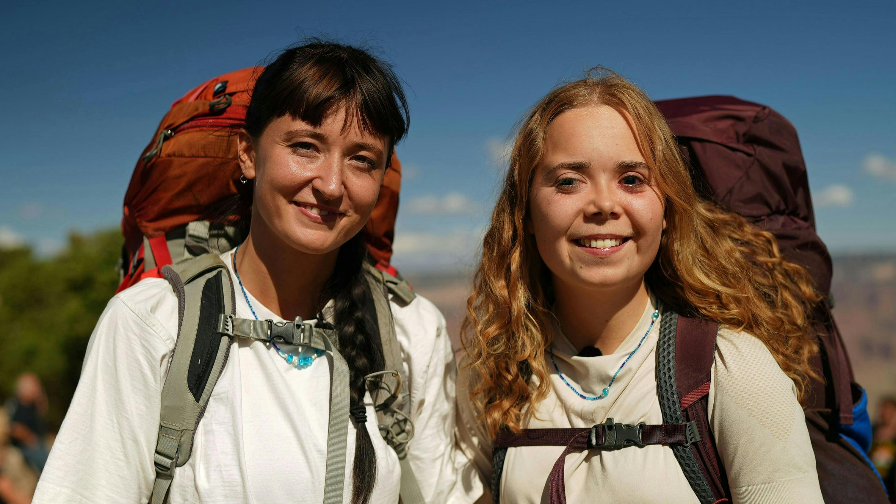 Veninderne Mille (tv) og Amalie (th), på hhv. 24 og 23 år, mødte hinanden på et højskoleophold.