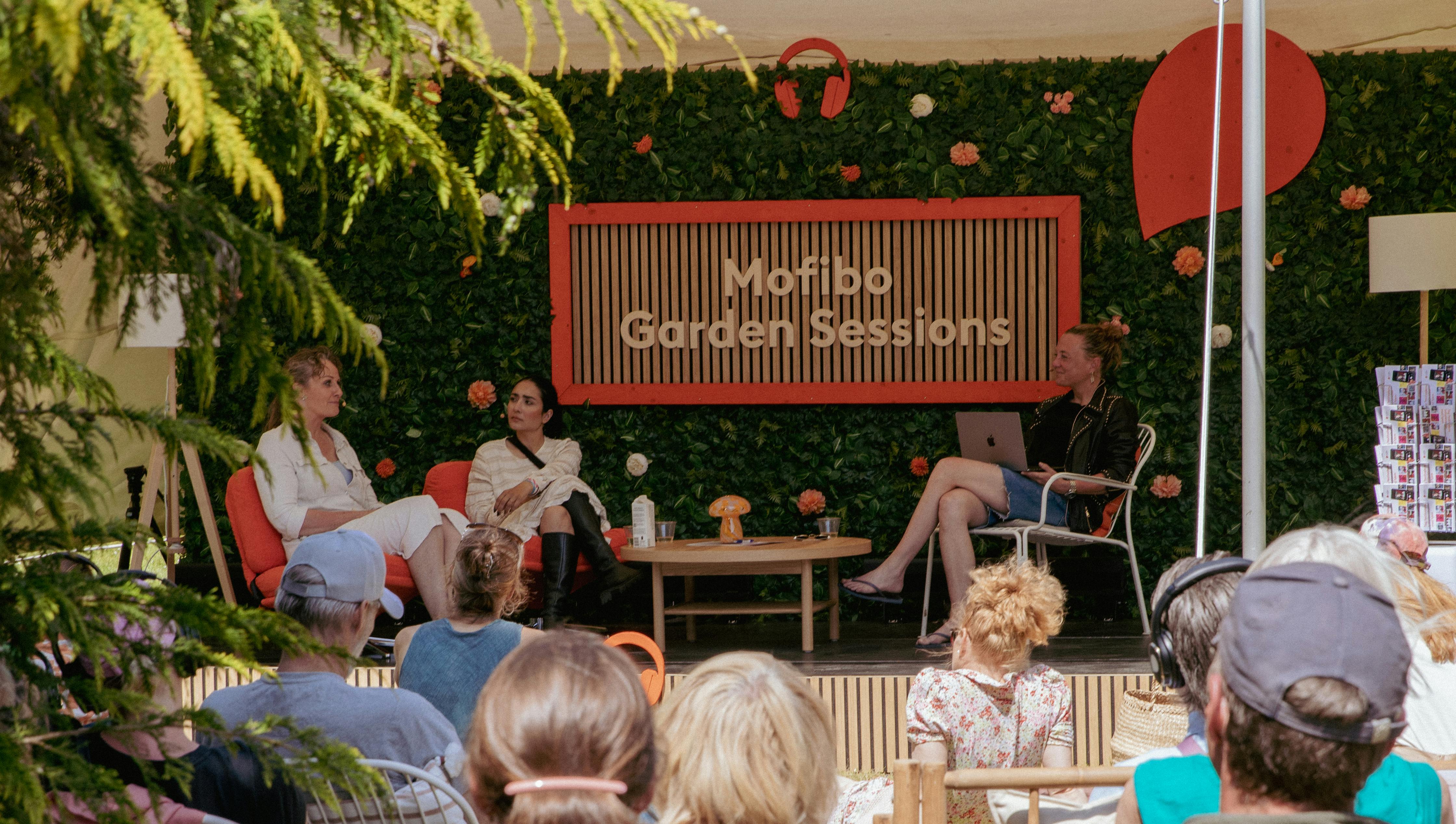 Mysteriet om Kris begynder ikke på en festivalscene. Det begynder på en færge i 1978. Og på det, der ikke burde kunne ske.