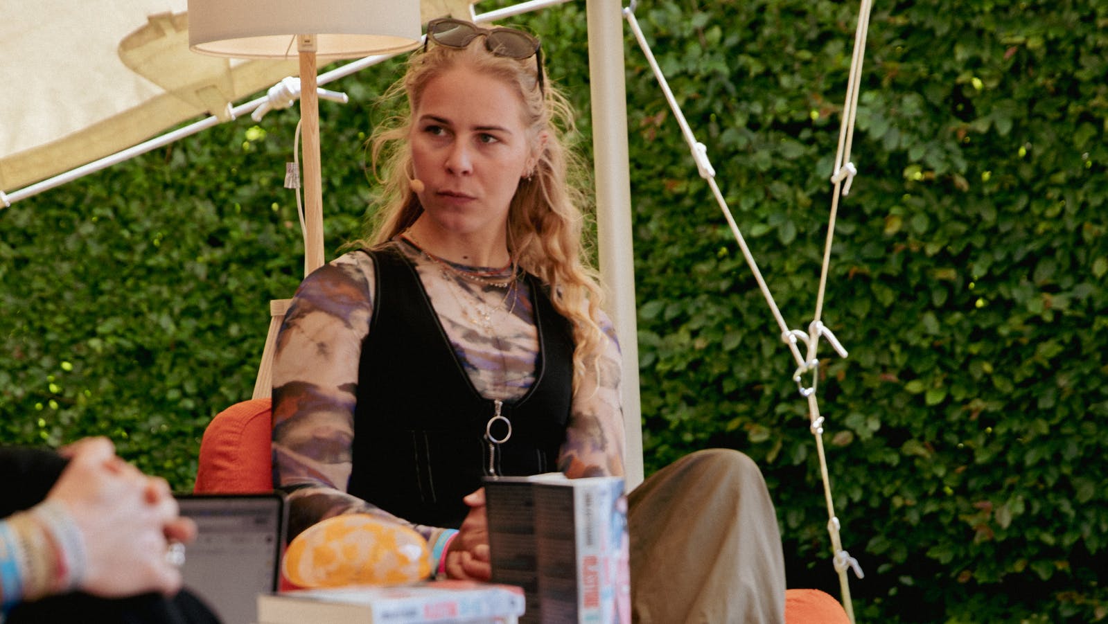 Emma Østergaard er bjergbestiger og indehaver af titlen som den yngste danske kvinde nogensinde på toppen af Mount Everest.