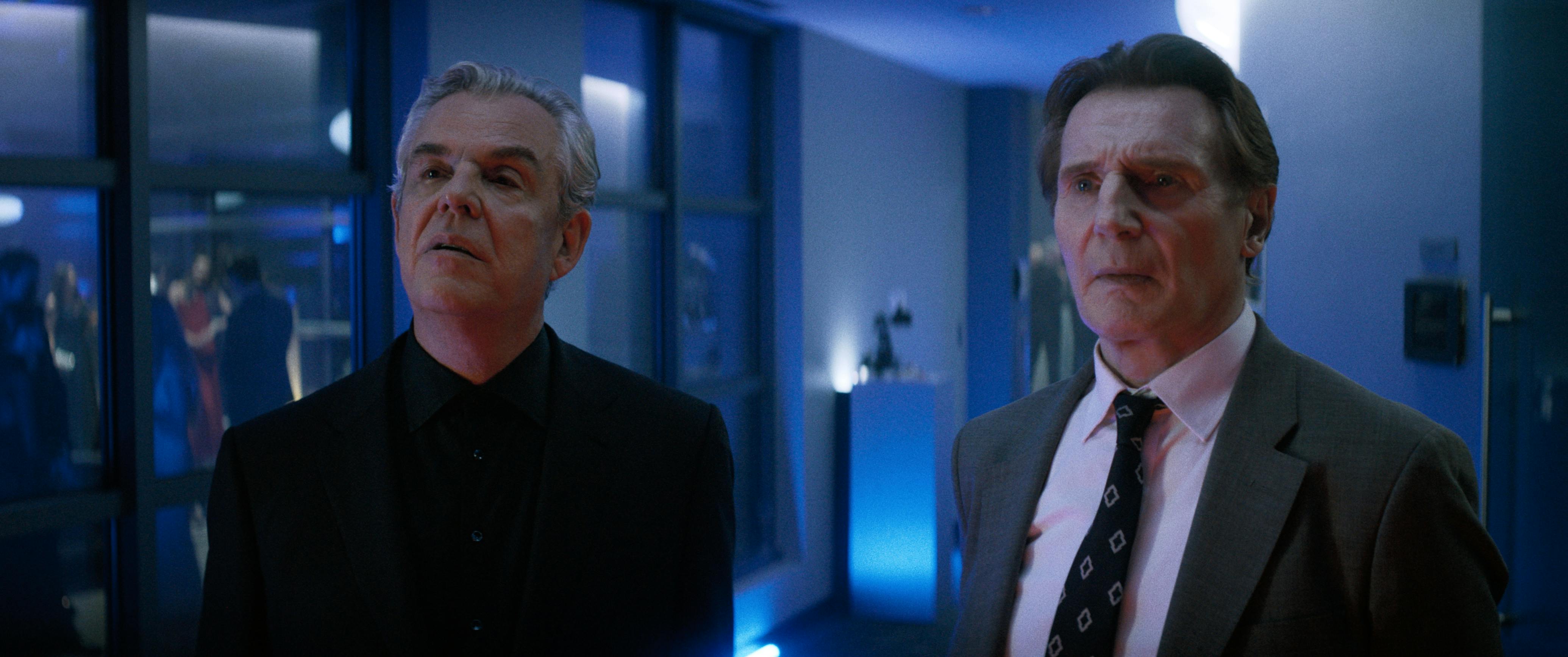 Danny Huston plays Ricahrd Cane and Liam Neeson plays Frank Drebin Jr. in The Naked Gun anmeldelse