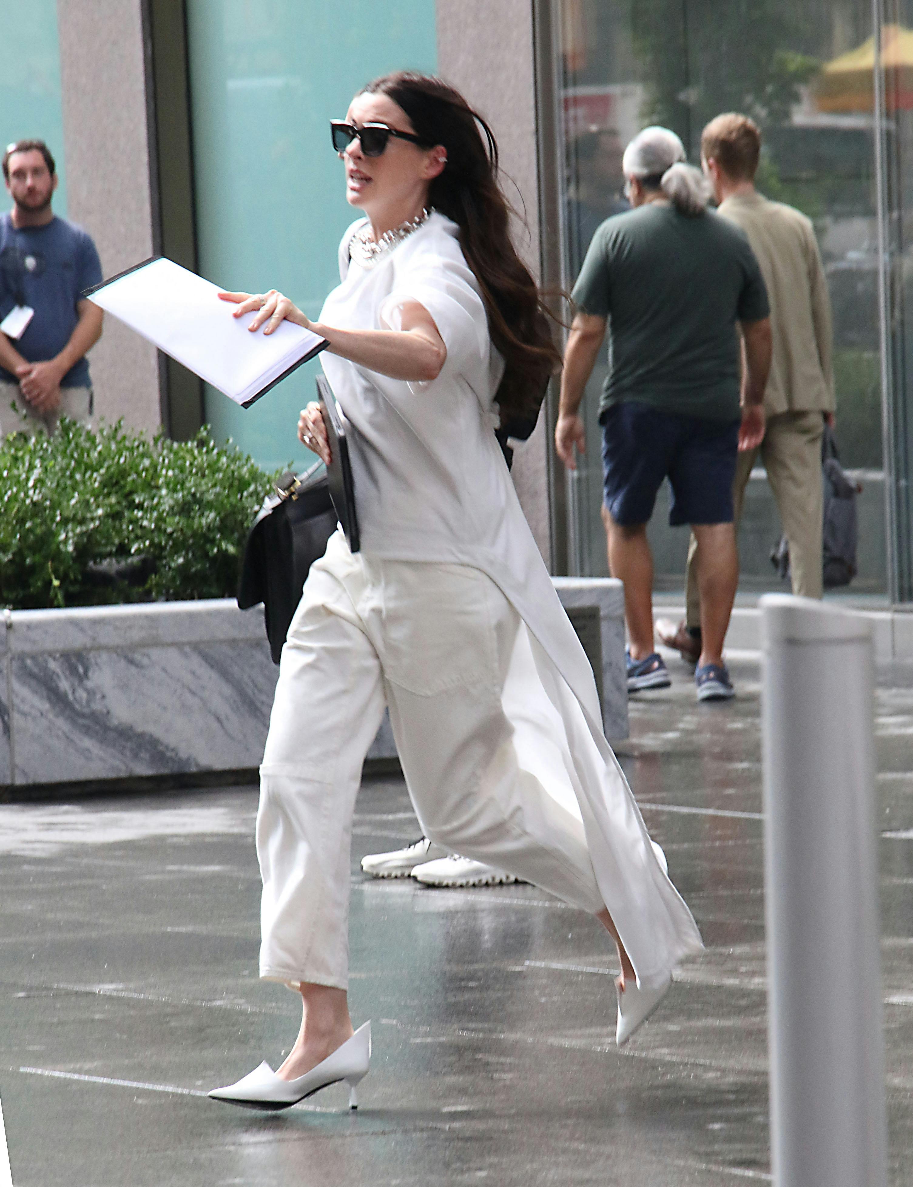 Anne Hathaways karakter har travlt.