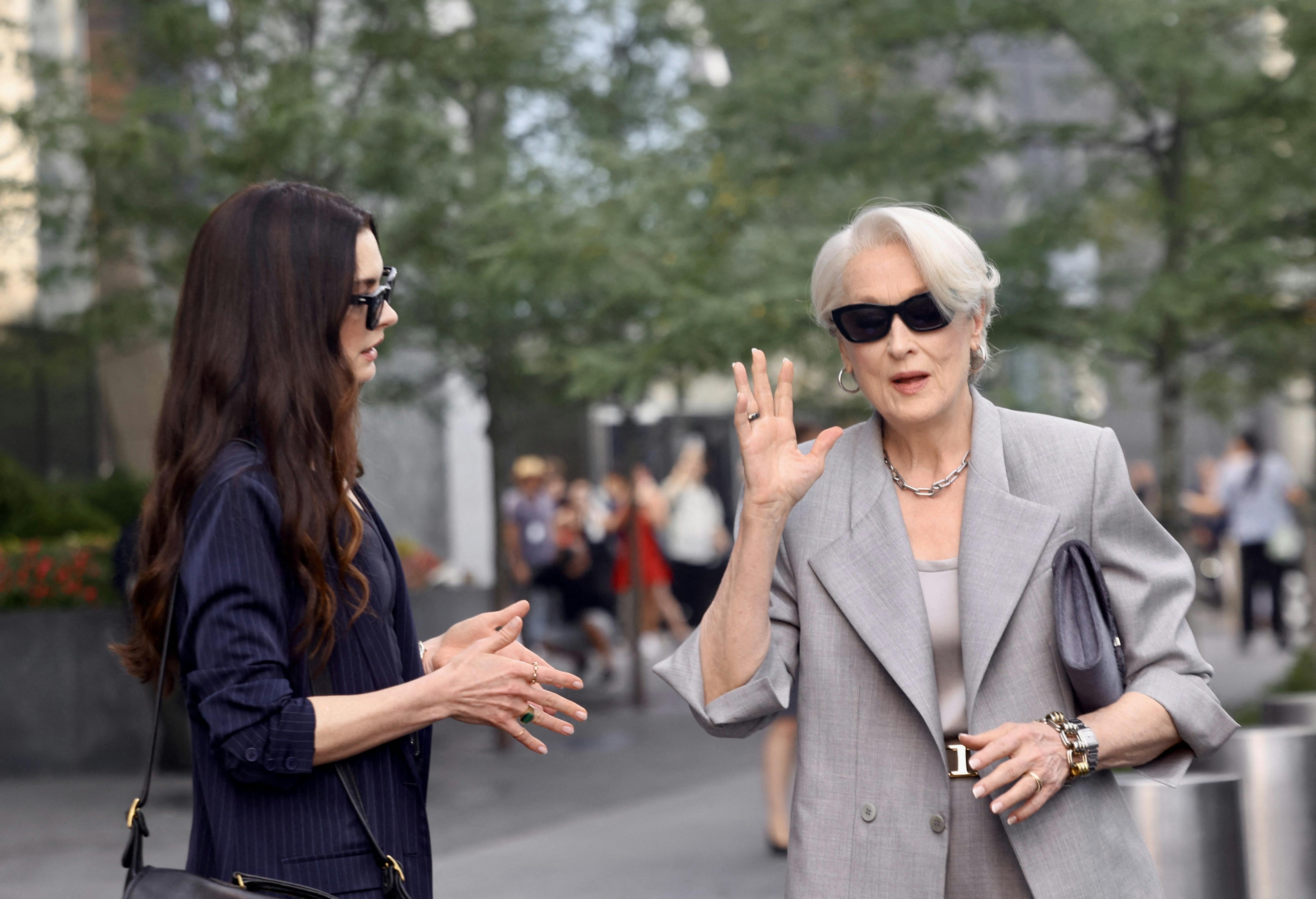 Anne Hathaway og Maryl Streep i rollerne som Andy Sachs og Miranda Priestley.