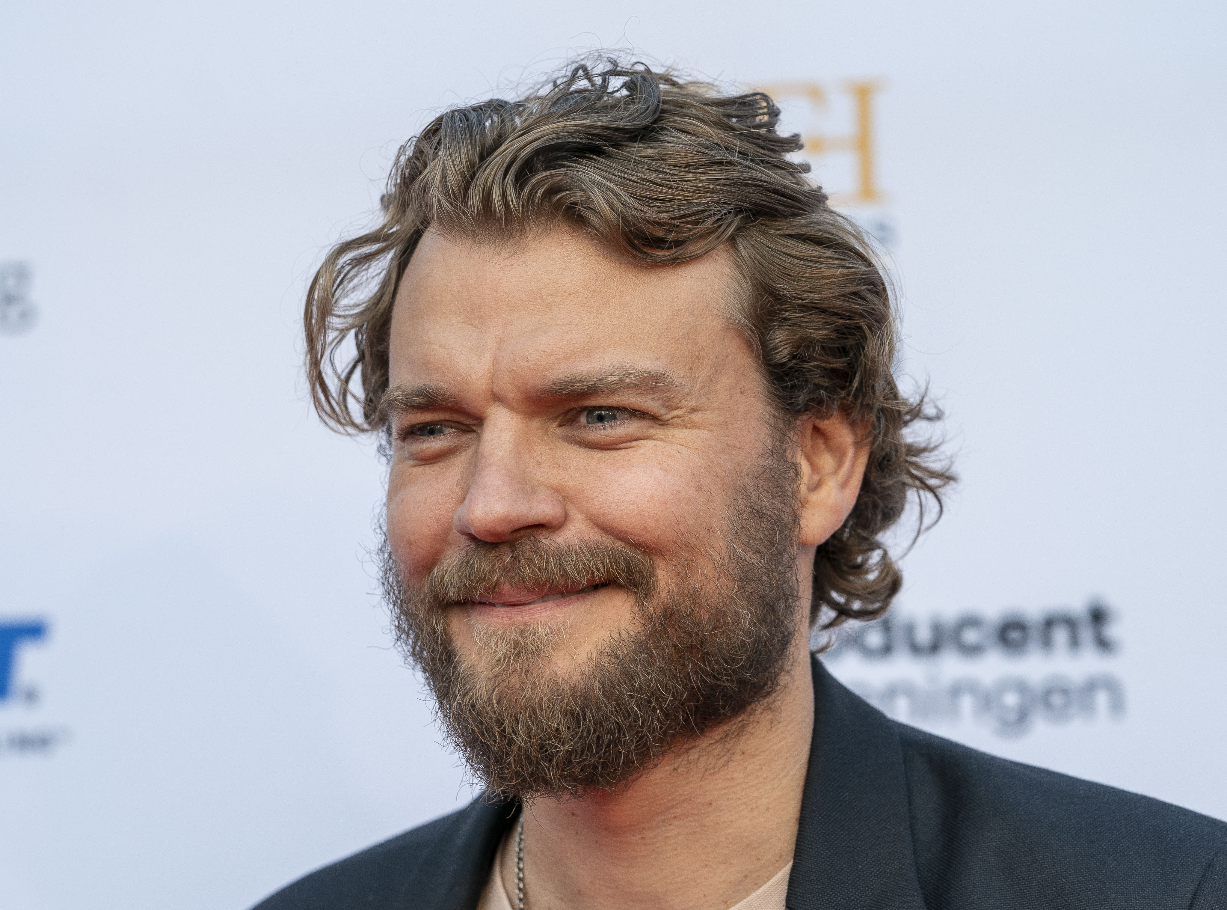 Nu skal Pilou Asbæk være med i en ny stor international film.