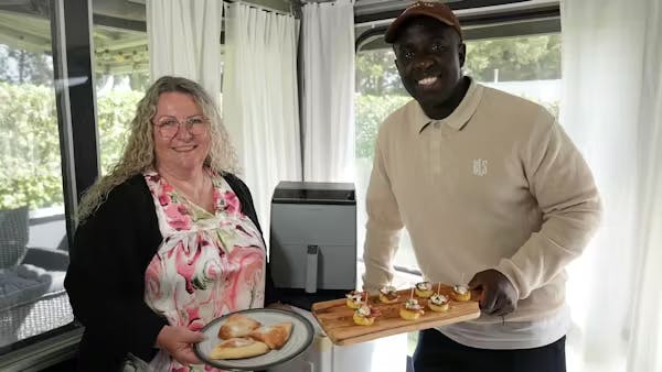 Britt og Melvin Kakooza i 'Helt sort'