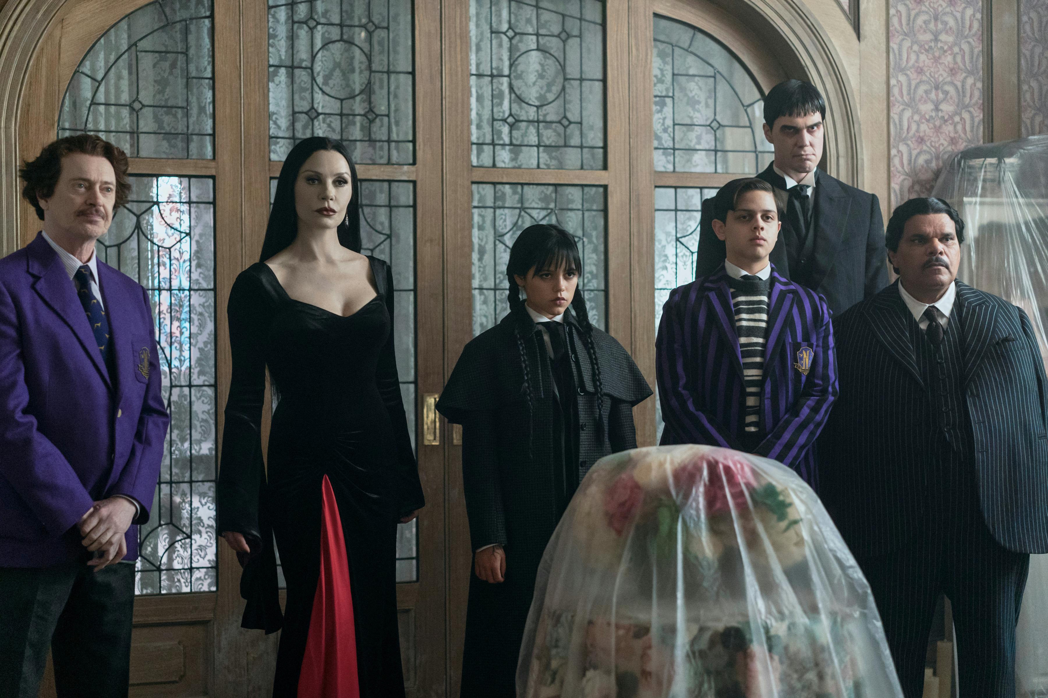 Wednesday sæson 2 anmeldelse Steve Buscemi as Barry Dort, Catherine Zeta-Jones as Morticia Addams, Jenna Ortega as Wednesday Addams, Isaac Ordonez as Pugsley Addams, Joonas Suotamo as Lurch, Luis Guzmán as Gomez Addams