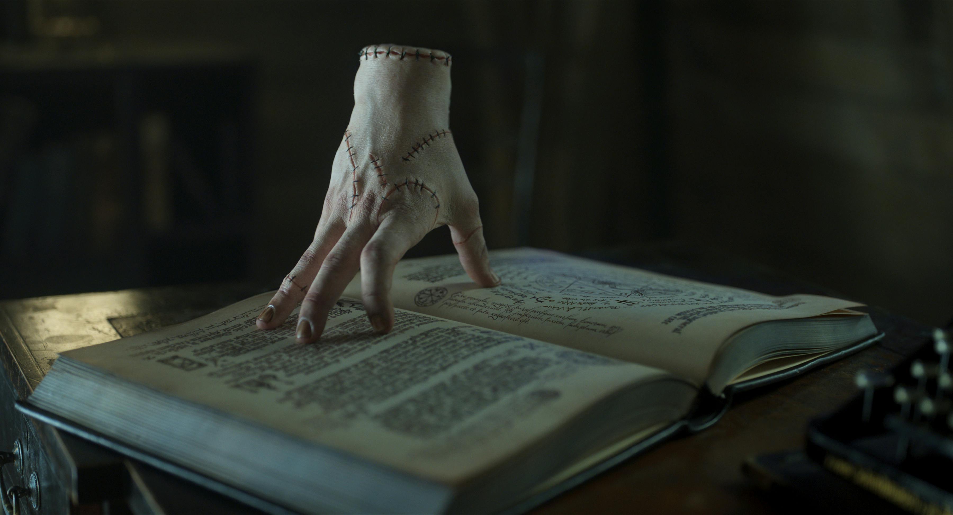 Wednesday sæson 2 del 1. Thing in episode 202 of Wednesday. Cr. Courtesy of Netflix © 2025