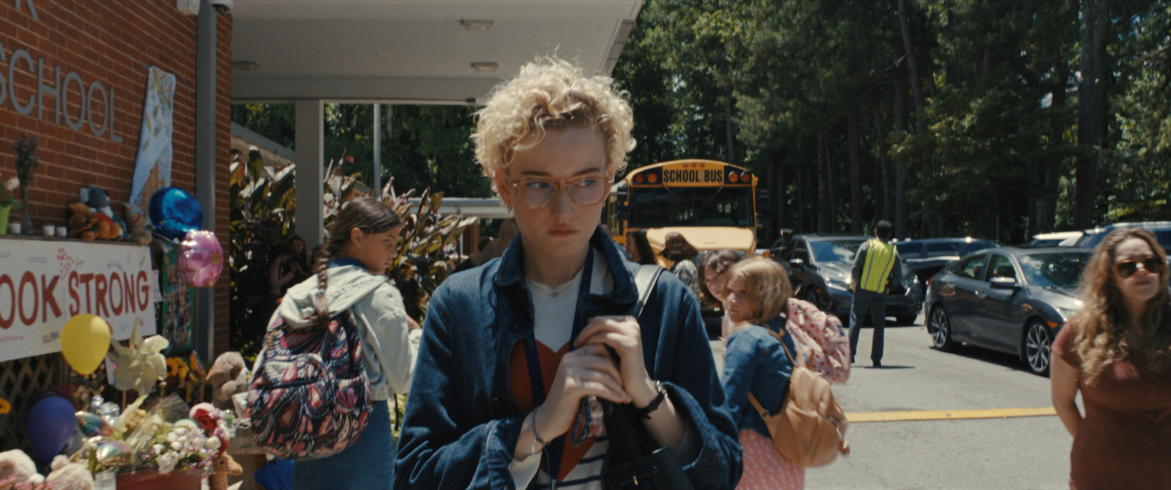 julia garner weapons anmeldelse