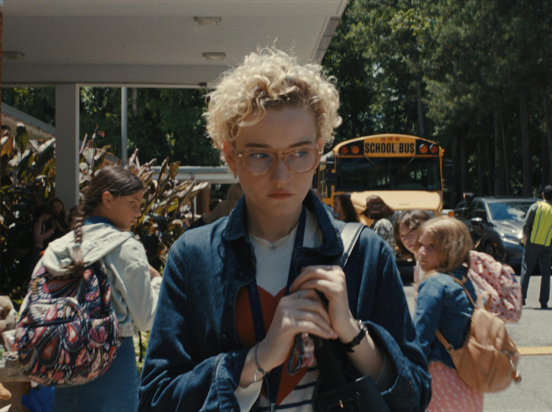 julia garner weapons anmeldelse