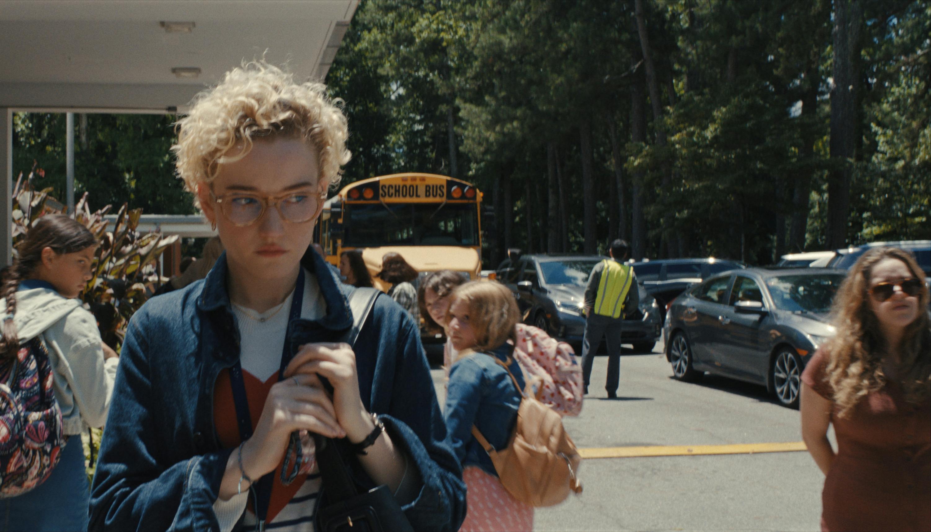 julia garner weapons anmeldelse