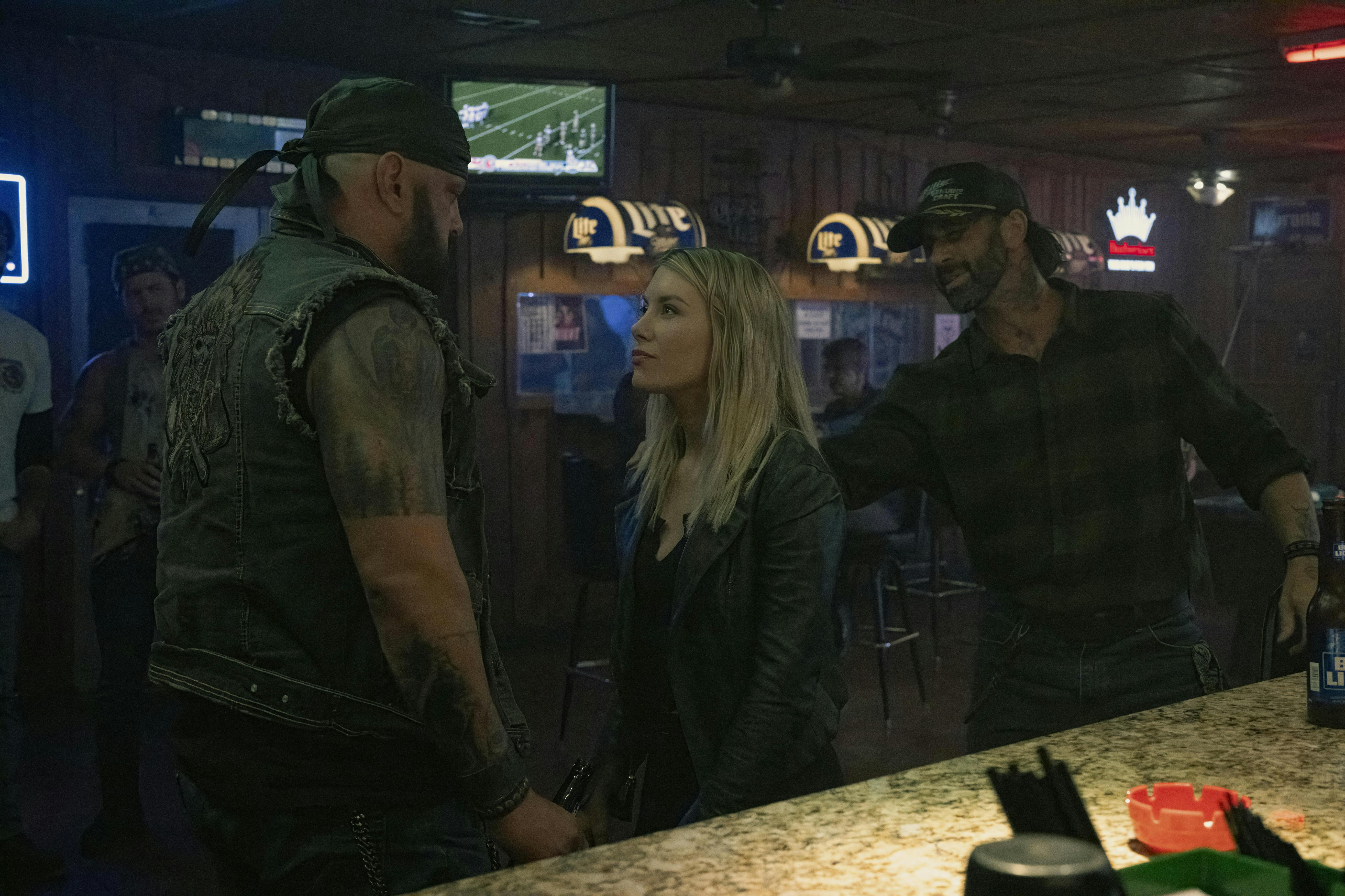 jennifer holland peacemaker sæson 2 anmeldelse