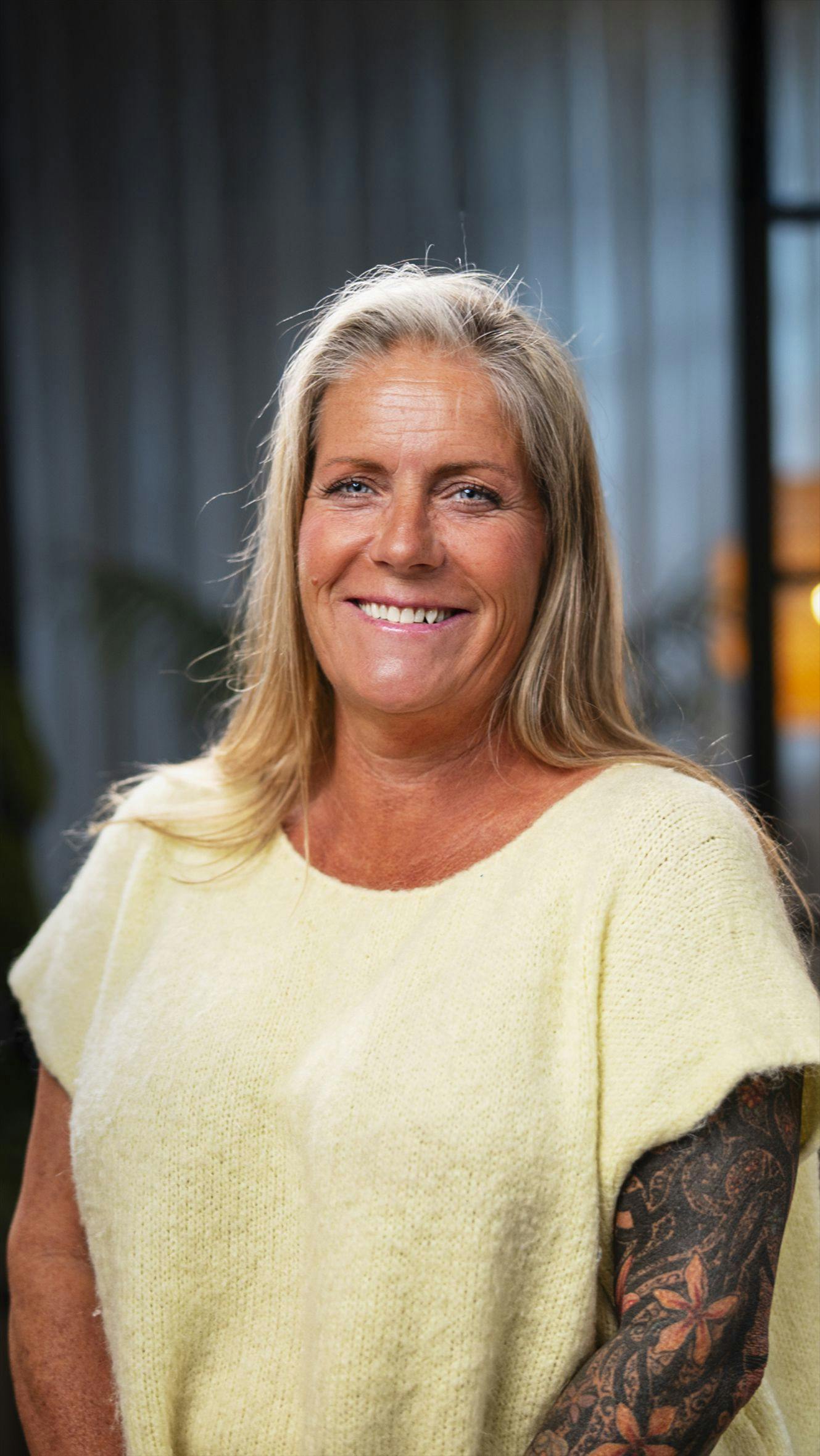 Tine på 52 år bor i Skibby og arbejder som folkeskolelærer