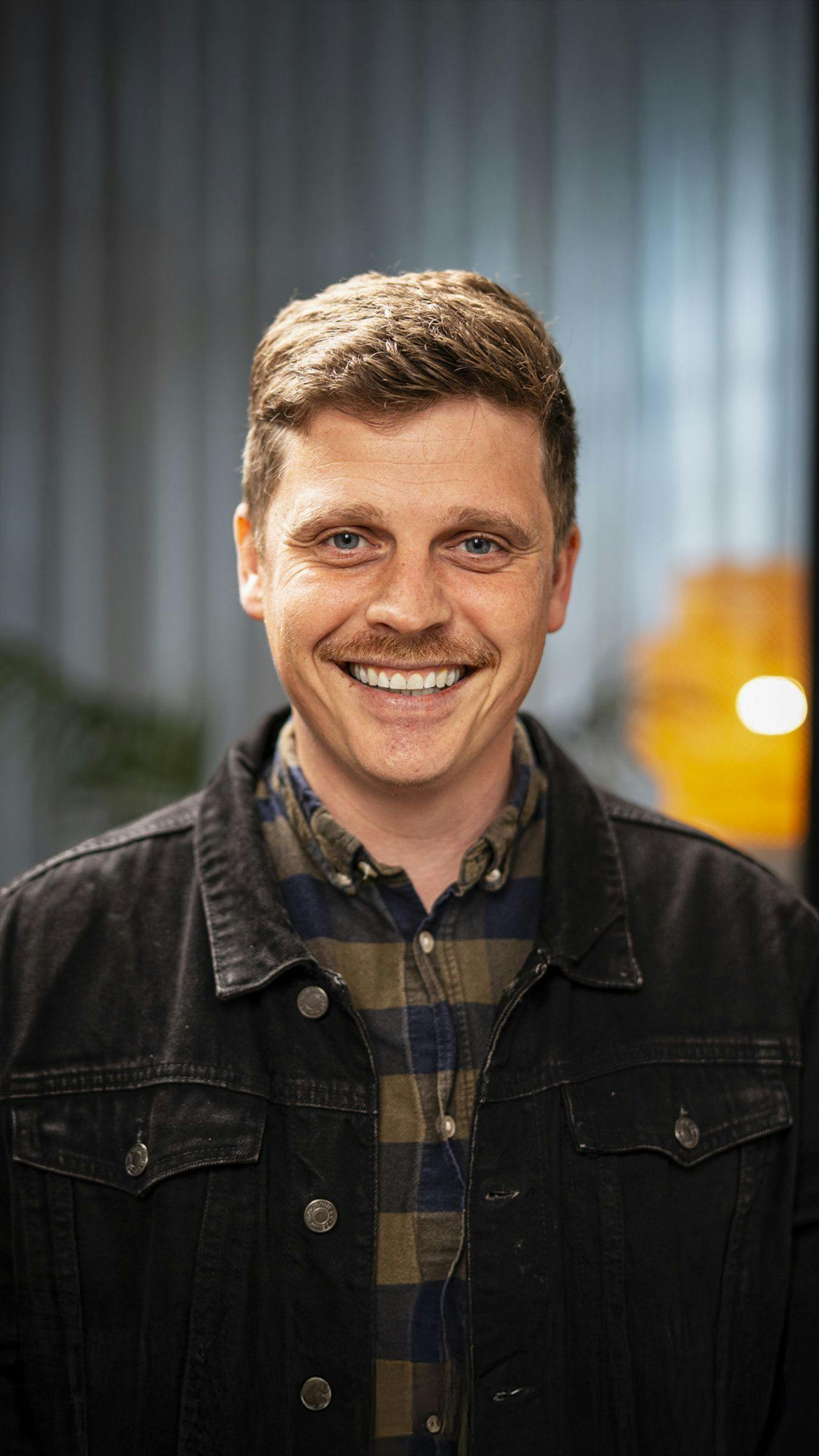 Otto på 32 år er fra Østerbro. Han er både kreativ konsulent for Moderaterne, forfatter, musiker og podcastvært